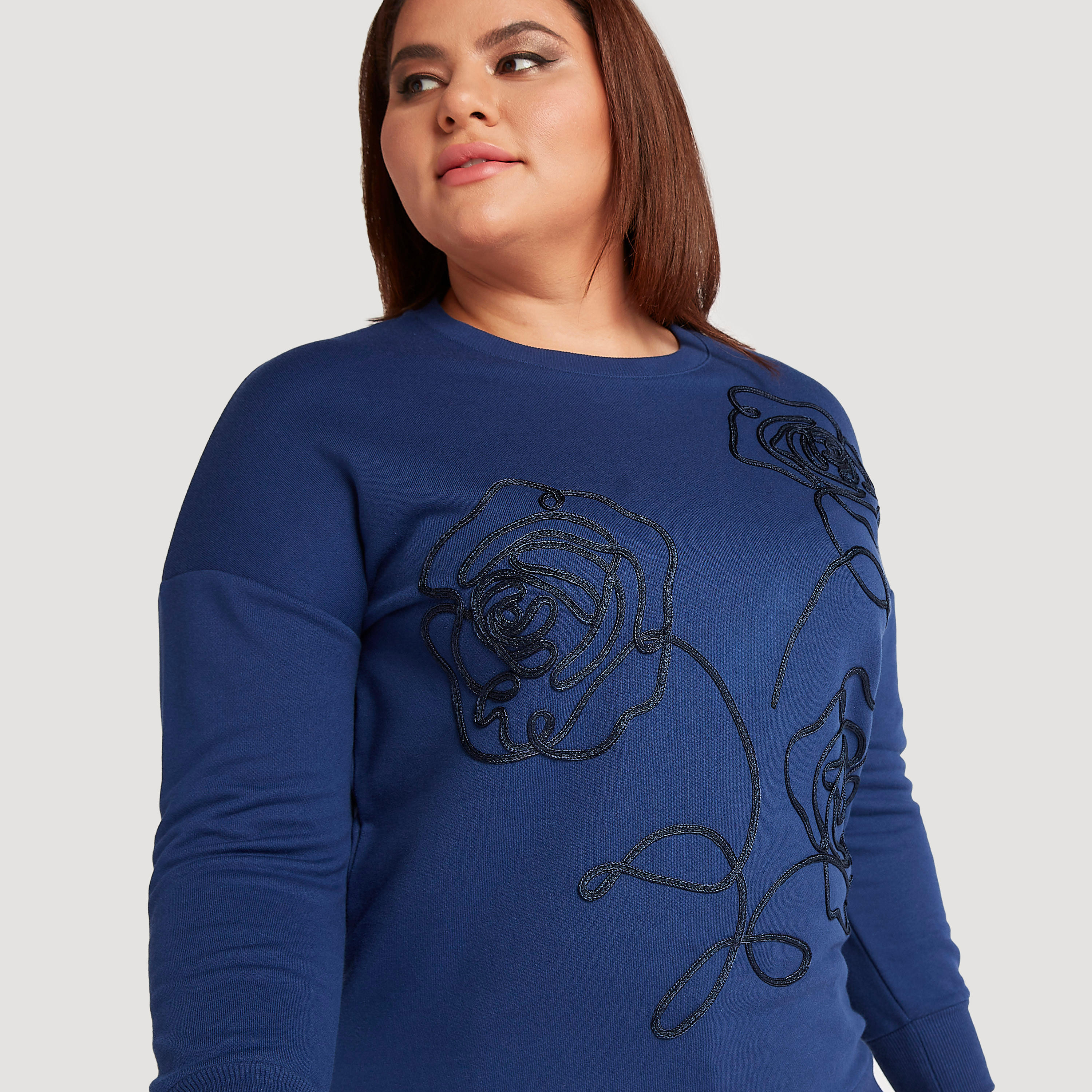 سويت شيرت مزيّن بياقة ضيّقة وأكمام طويلة-women-winterwear-hoodiesandsweatshirts-sweatshirts-image-3