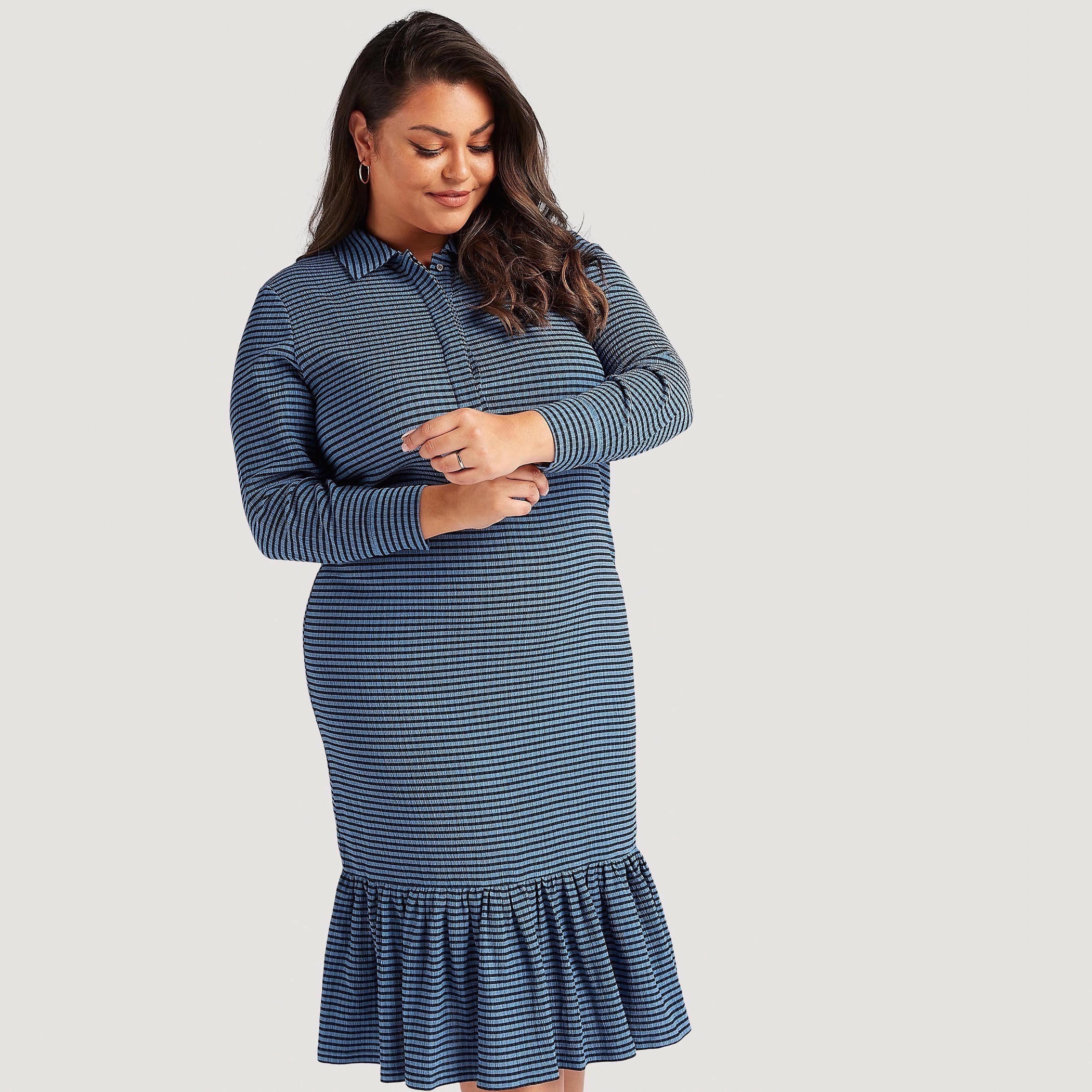 فستان ميدي مخطّط بارز الملمس بأطراف كشكشة وياقة عادية-women-clothing-dresses-image-5