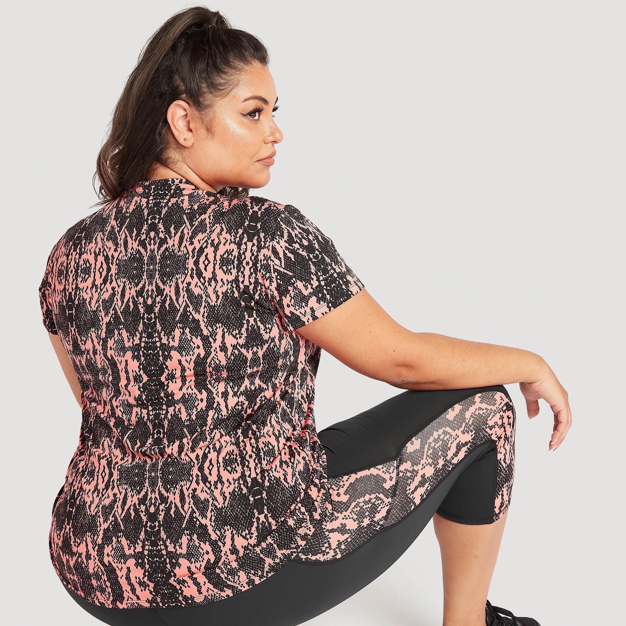 تيشيرت بأكمام قصيرة وياقة مستديرة وطبعات-women-clothing-tshirts-image-1