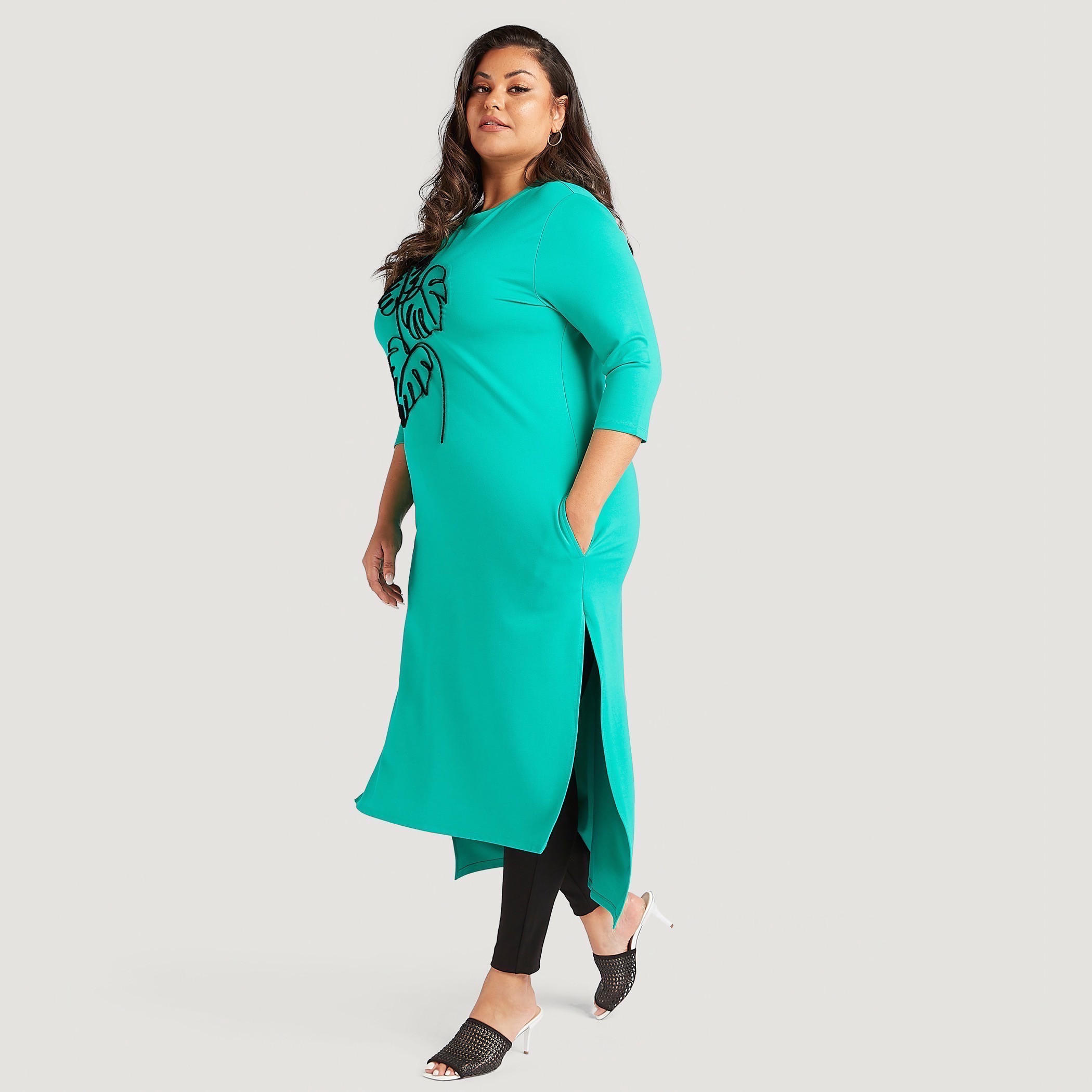 فستان ميدي واسع مطرّز بجيوب وأطراف غير مستوية-women-clothing-dresses-image-5