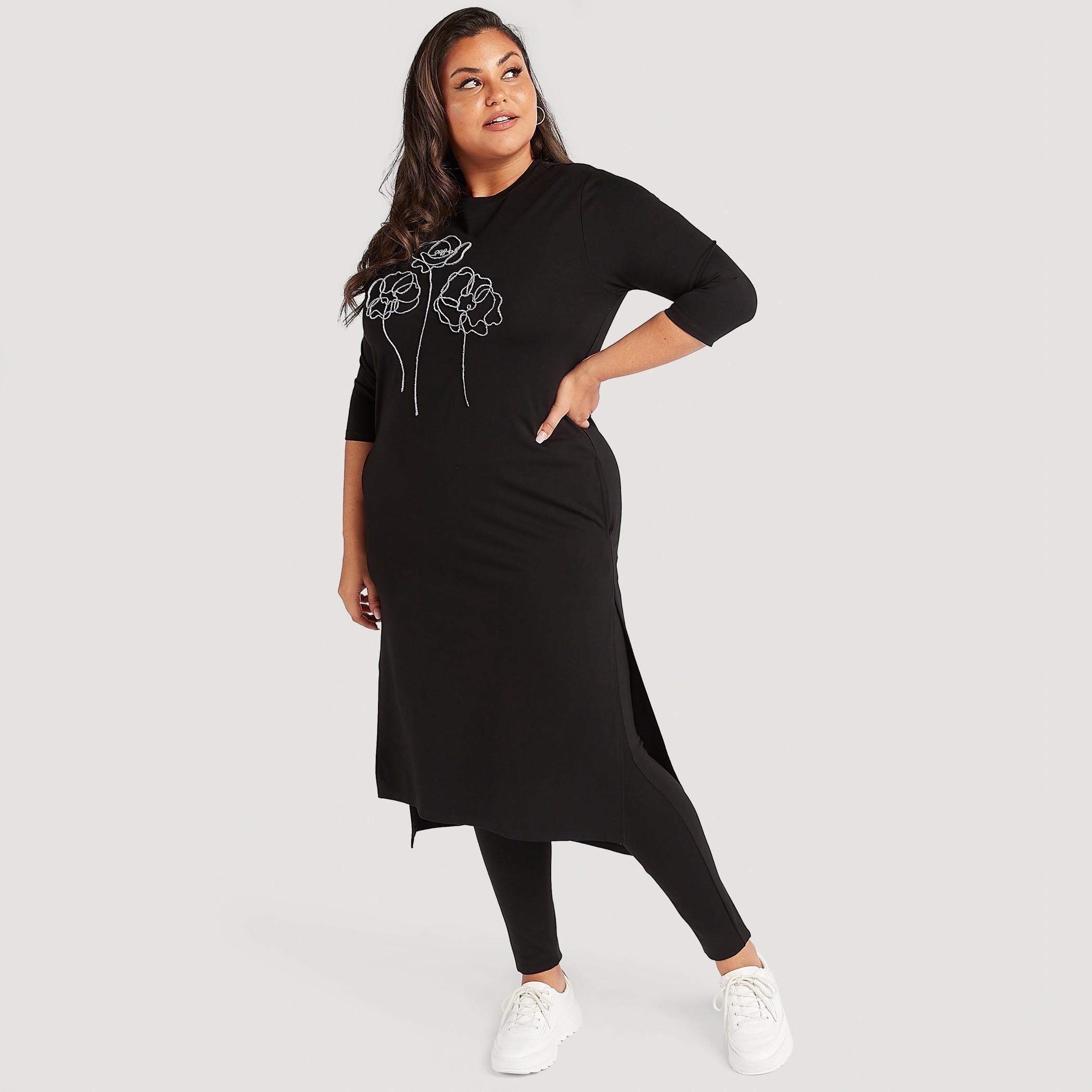 فستان واسع ميدي بتطريز أزهار وأكمام 3/4 وأطراف بطول غير مستوي-women-clothing-dresses-image-1