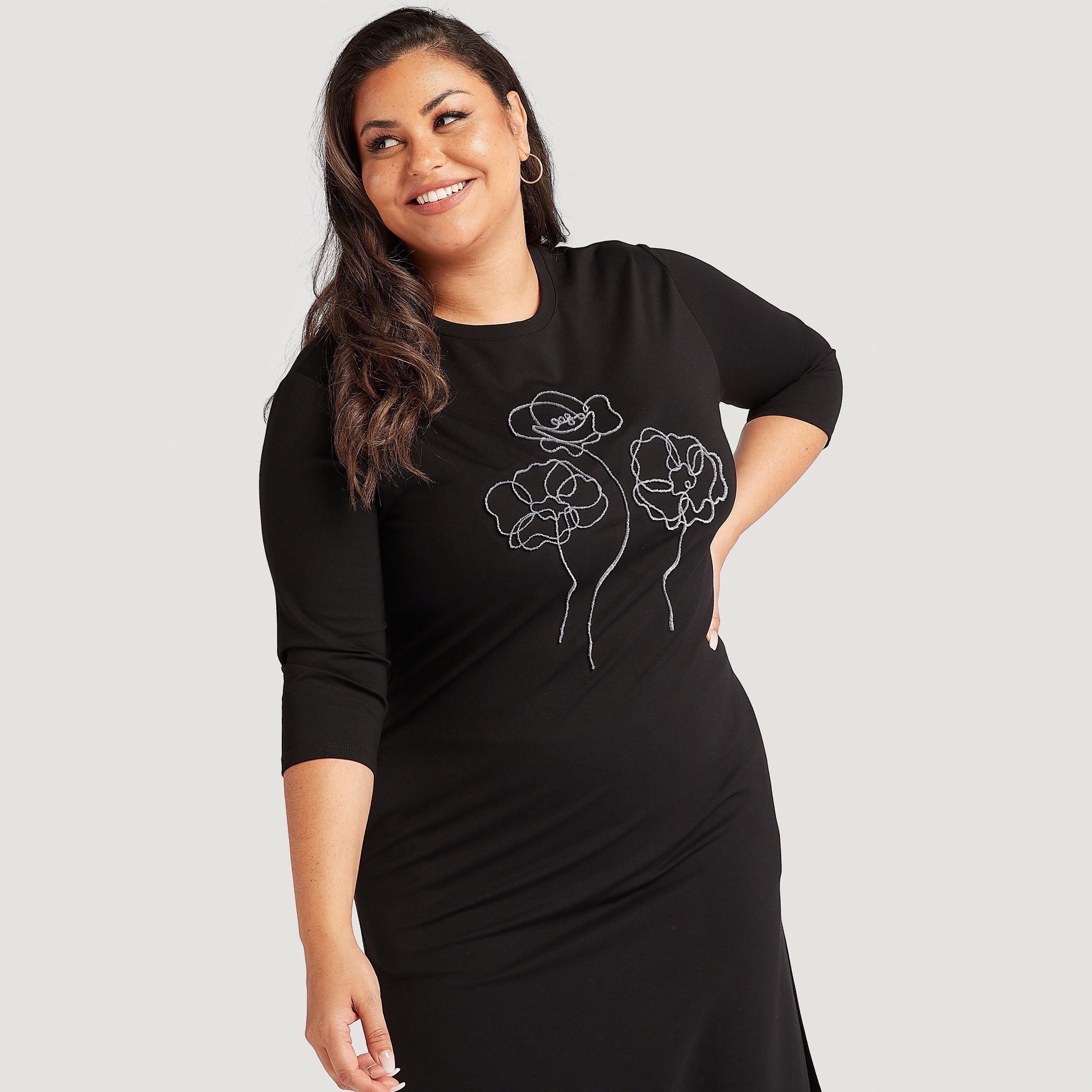 فستان واسع ميدي بتطريز أزهار وأكمام 3/4 وأطراف بطول غير مستوي-women-clothing-dresses-image-3