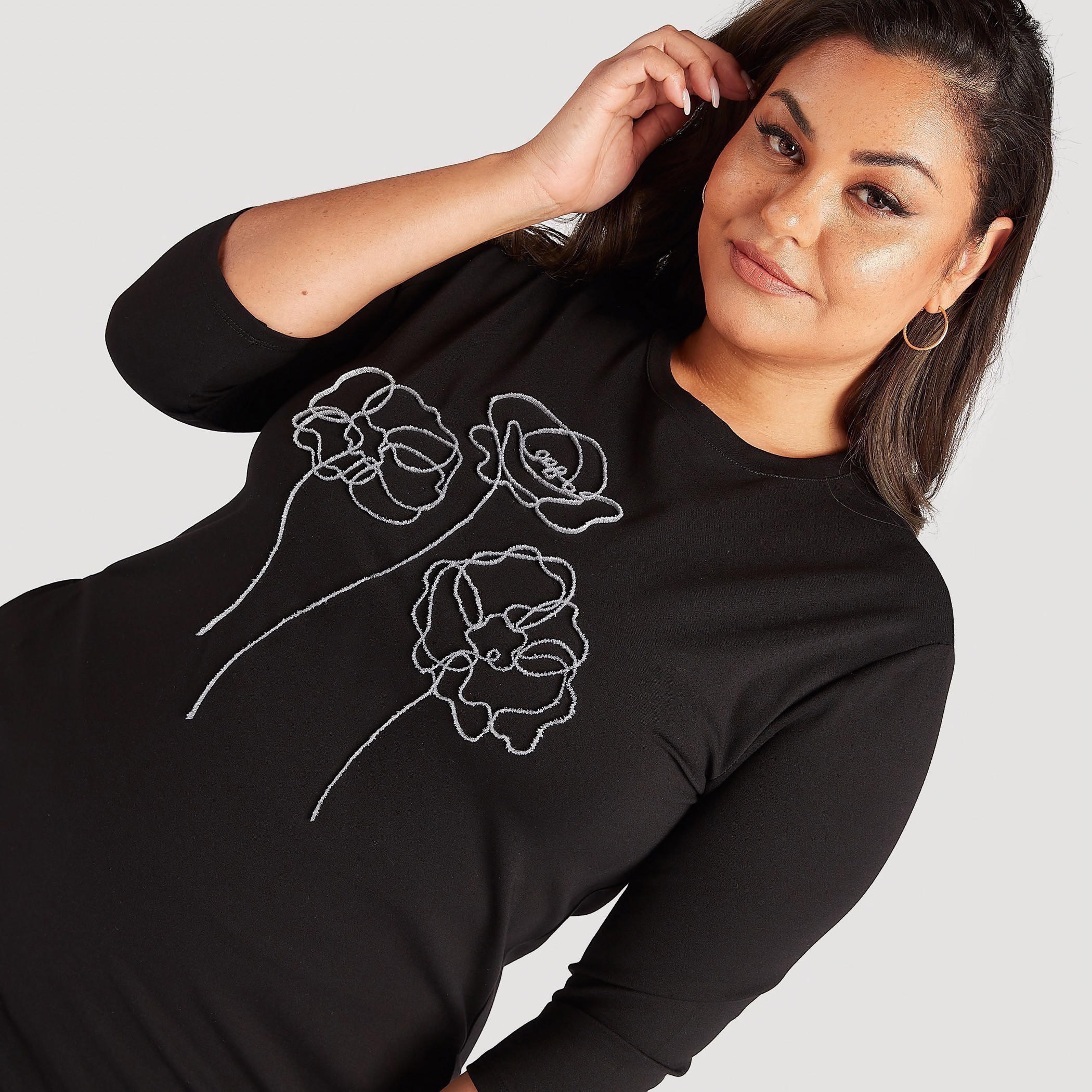 فستان واسع ميدي بتطريز أزهار وأكمام 3/4 وأطراف بطول غير مستوي-women-clothing-dresses-image-5
