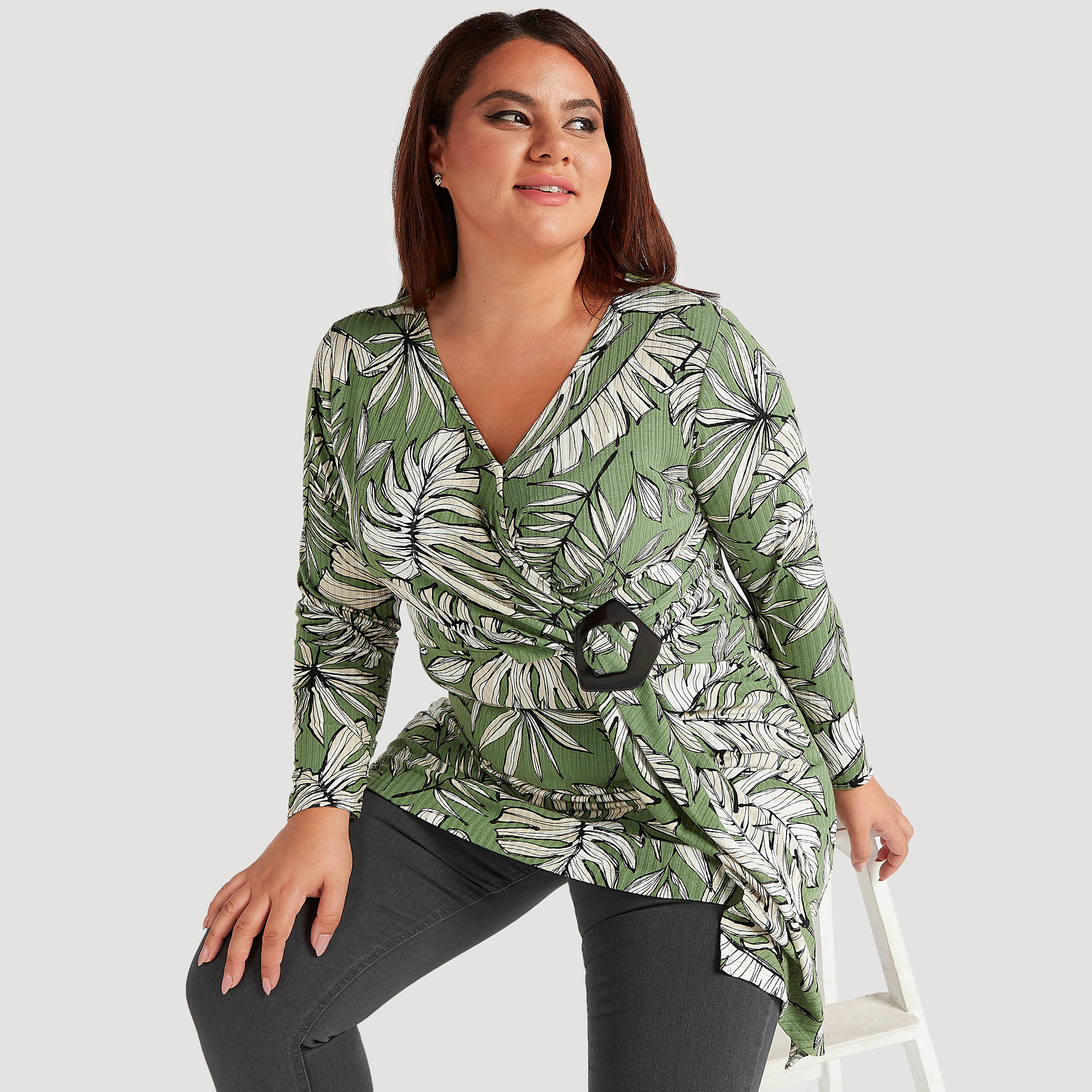 بلوزة بياقة V وأكمام طويلة وطبعات-women-clothing-tshirts-image-1
