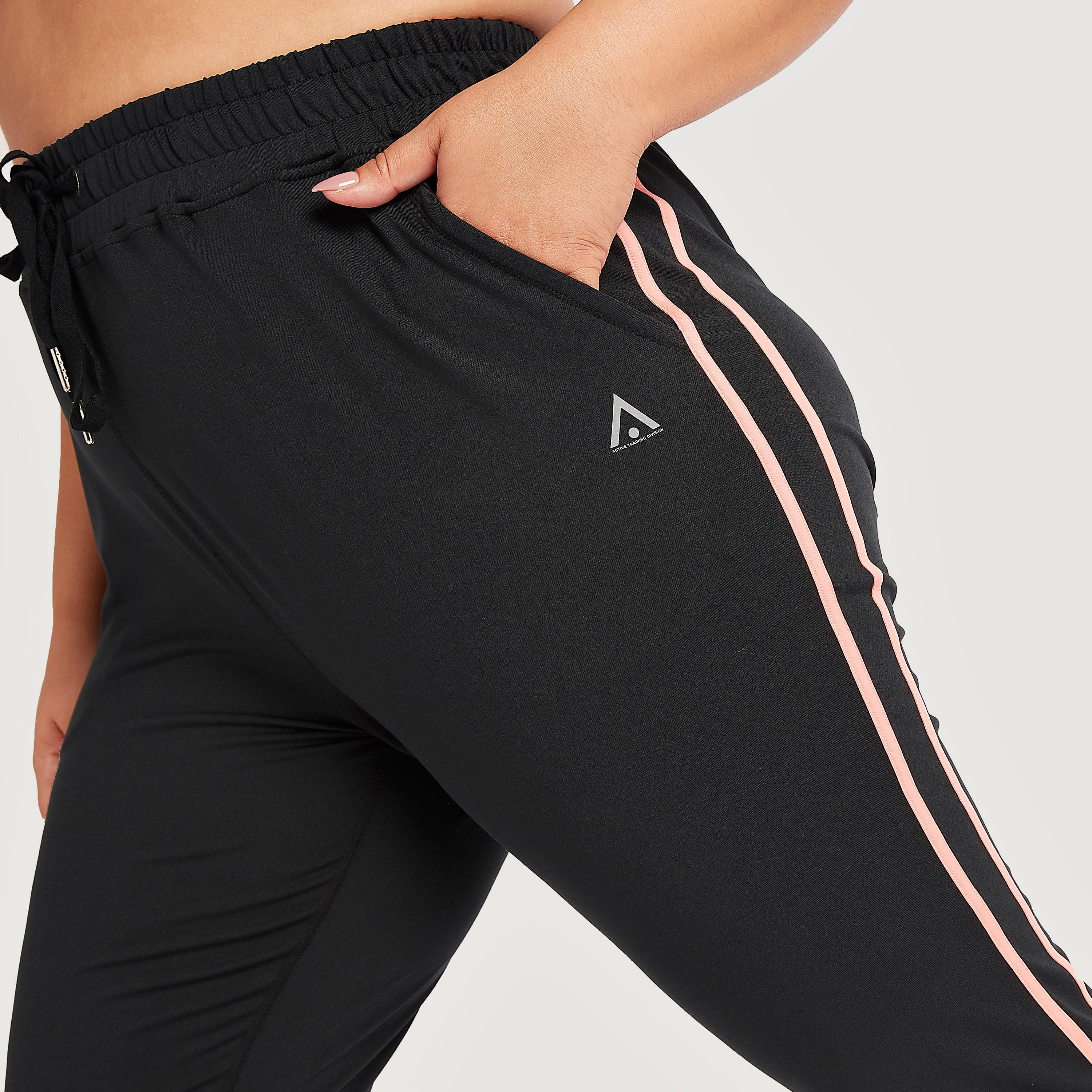 بنطلون رياضي بتفاصيل شريطة وخصر مطّاطي متوسّط الارتفاع وجيوب-women-clothing-bottoms-joggers-image-3