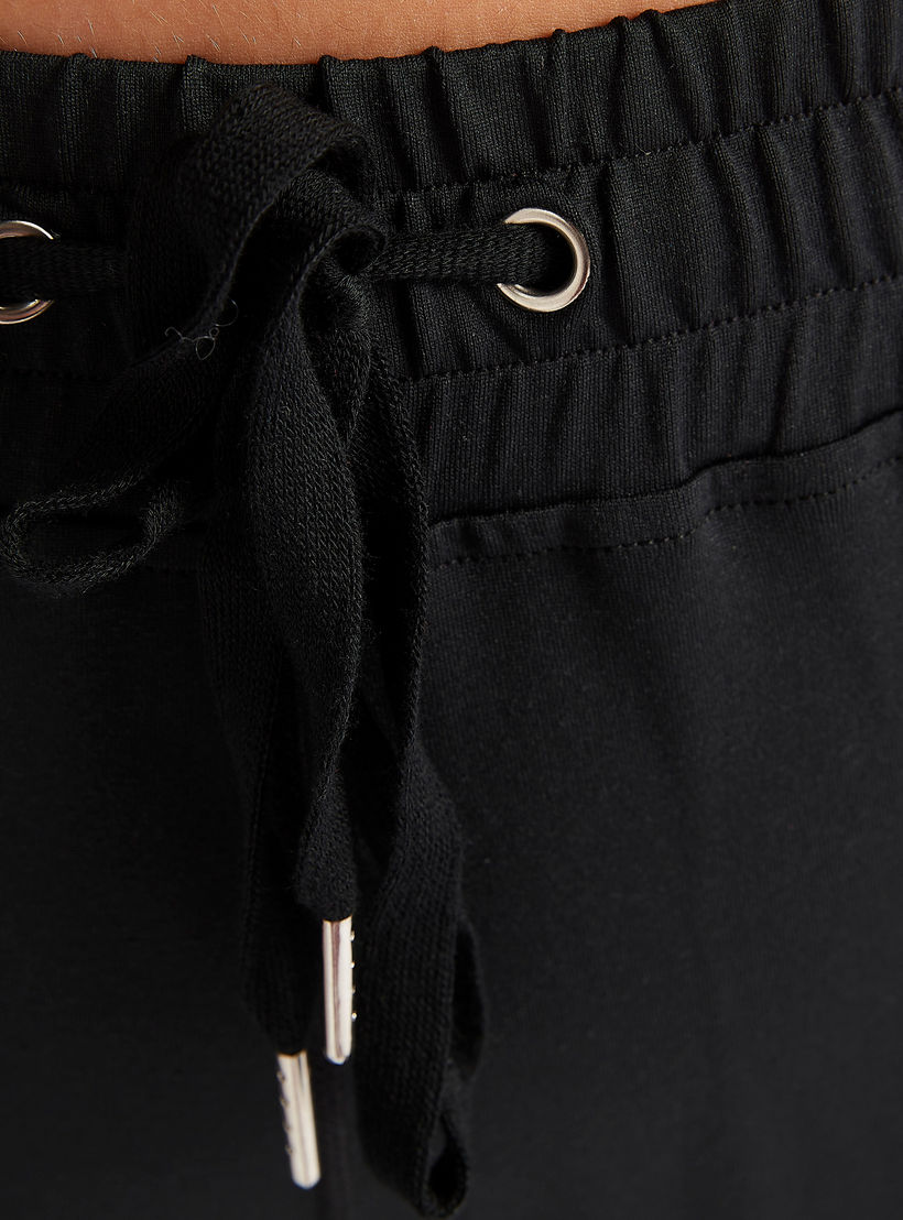 بنطلون رياضي بتفاصيل شريطة وخصر مطّاطي متوسّط الارتفاع وجيوب-women-clothing-bottoms-joggers-image-5