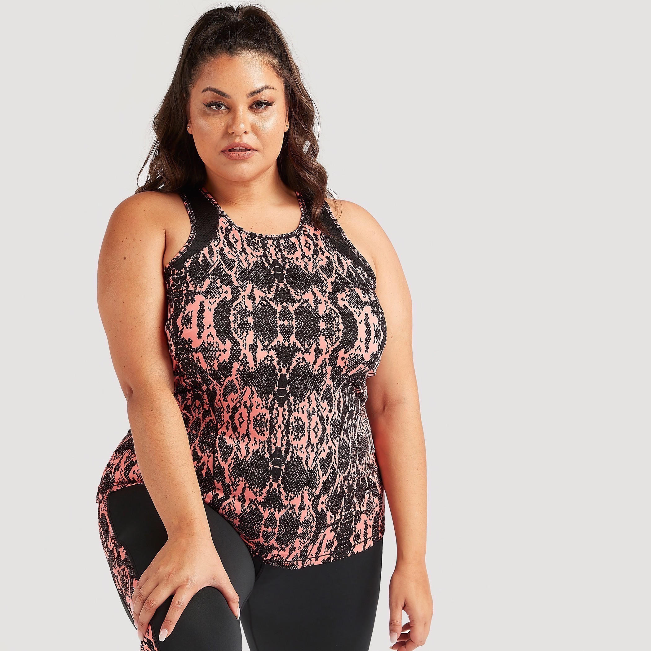 فيست بطبعات حيوانات وياقة مستديرة وتفاصيل شبكيّة-women-clothing-tshirts-image-1