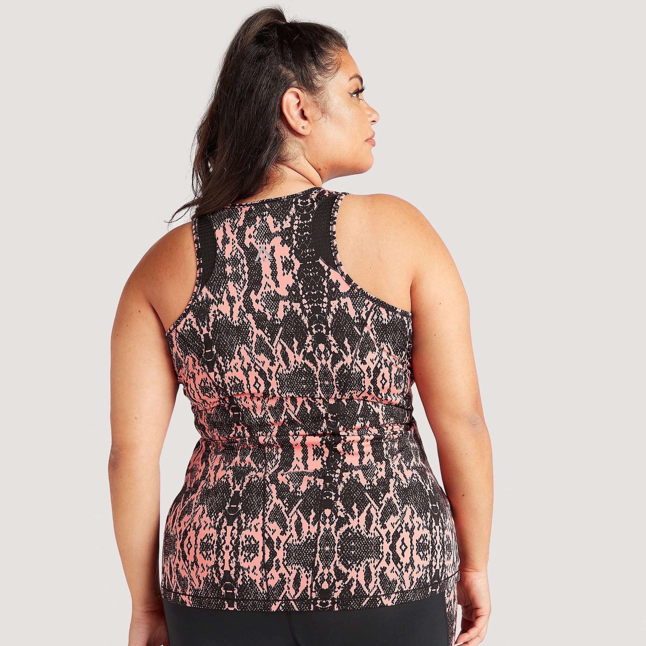 فيست بطبعات حيوانات وياقة مستديرة وتفاصيل شبكيّة-women-clothing-tshirts-image-4