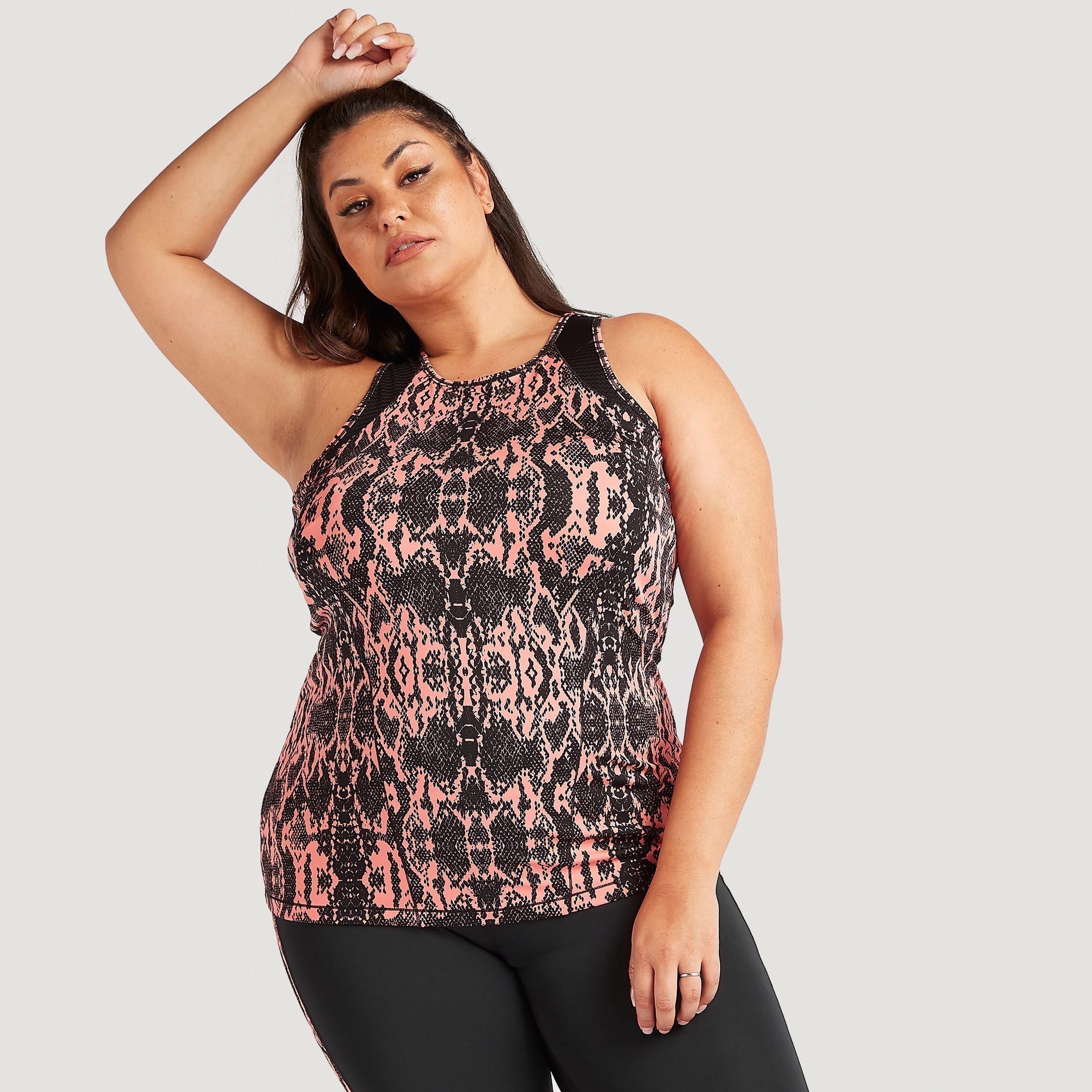 فيست بطبعات حيوانات وياقة مستديرة وتفاصيل شبكيّة-women-clothing-tshirts-image-5