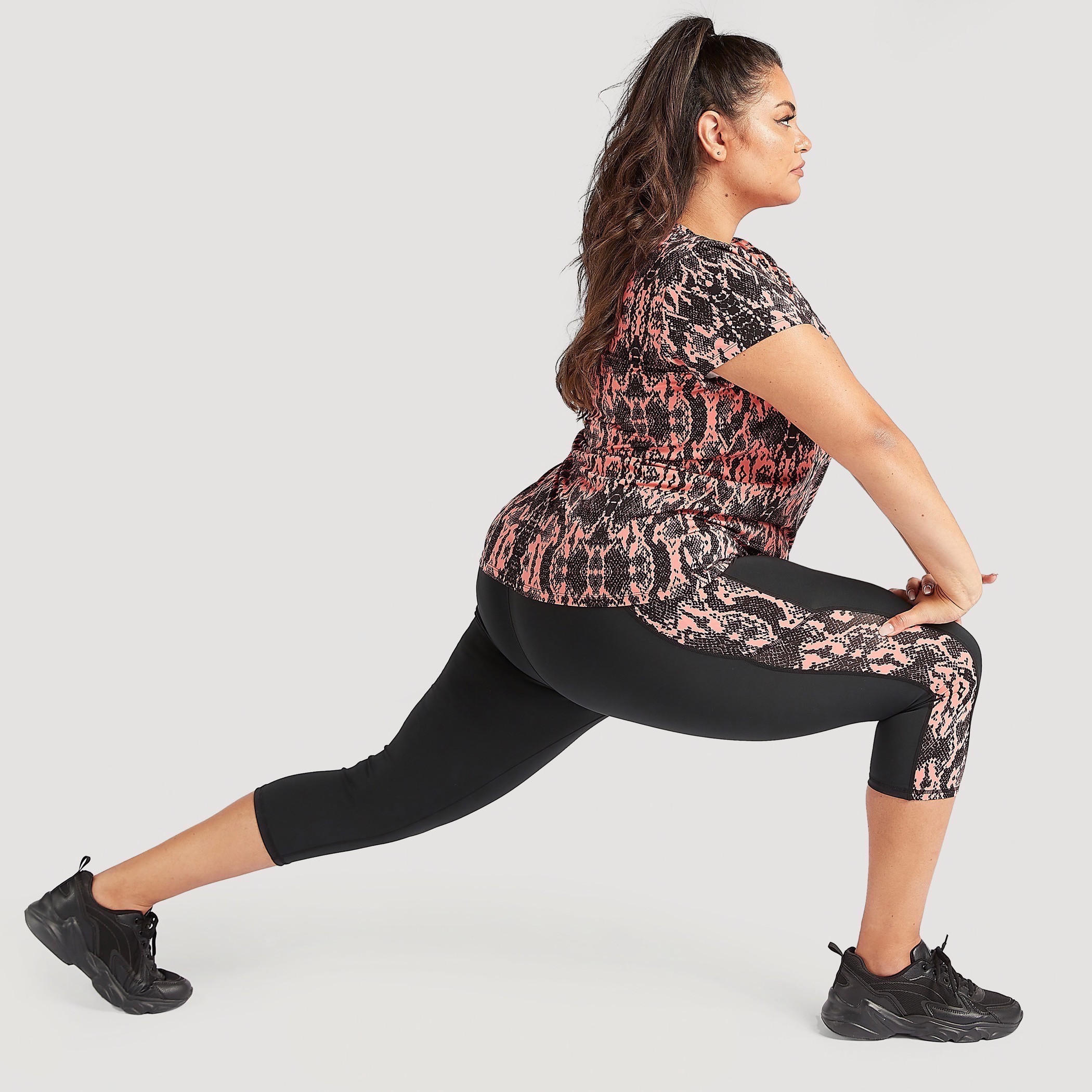 بنطلون ليقنز قصير بطبعات حيوانات وخصر مطّاطي متوسّط الارتفاع-women-clothing-bottoms-leggings-image-2