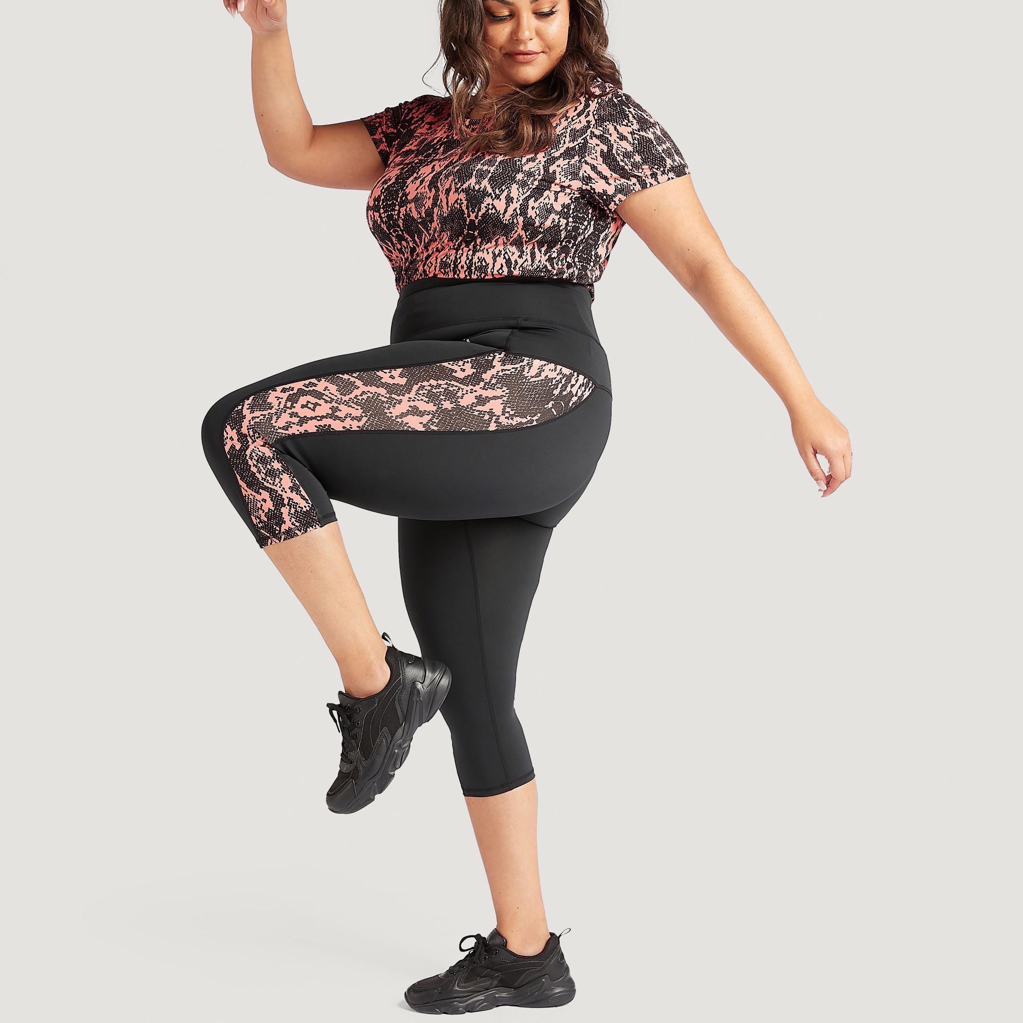 بنطلون ليقنز قصير بطبعات حيوانات وخصر مطّاطي متوسّط الارتفاع-women-clothing-bottoms-leggings-image-6