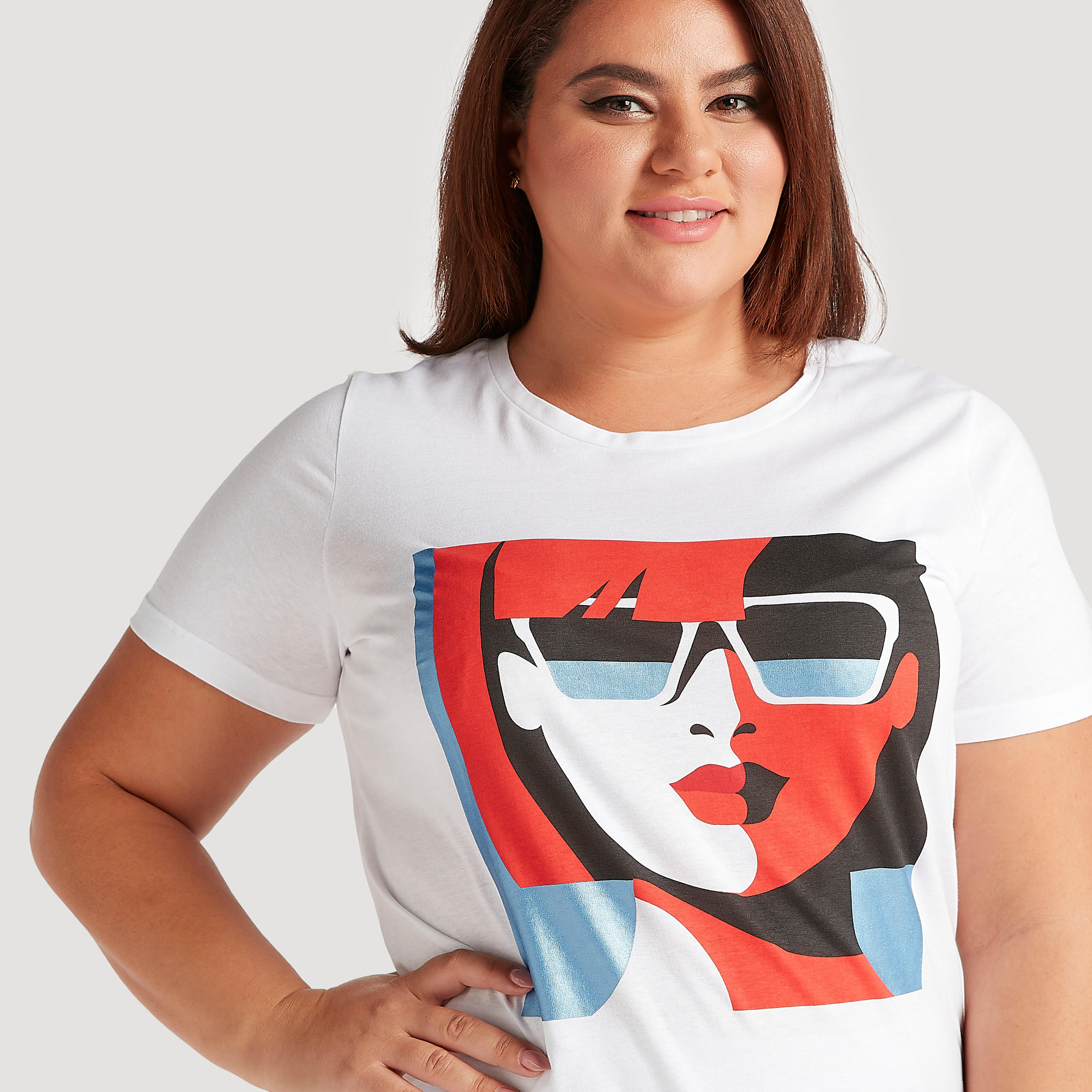 تيشيرت بياقة ضيقة وأكمام قصيرة وطبعات جرافيك-women-clothing-tshirts-image-3