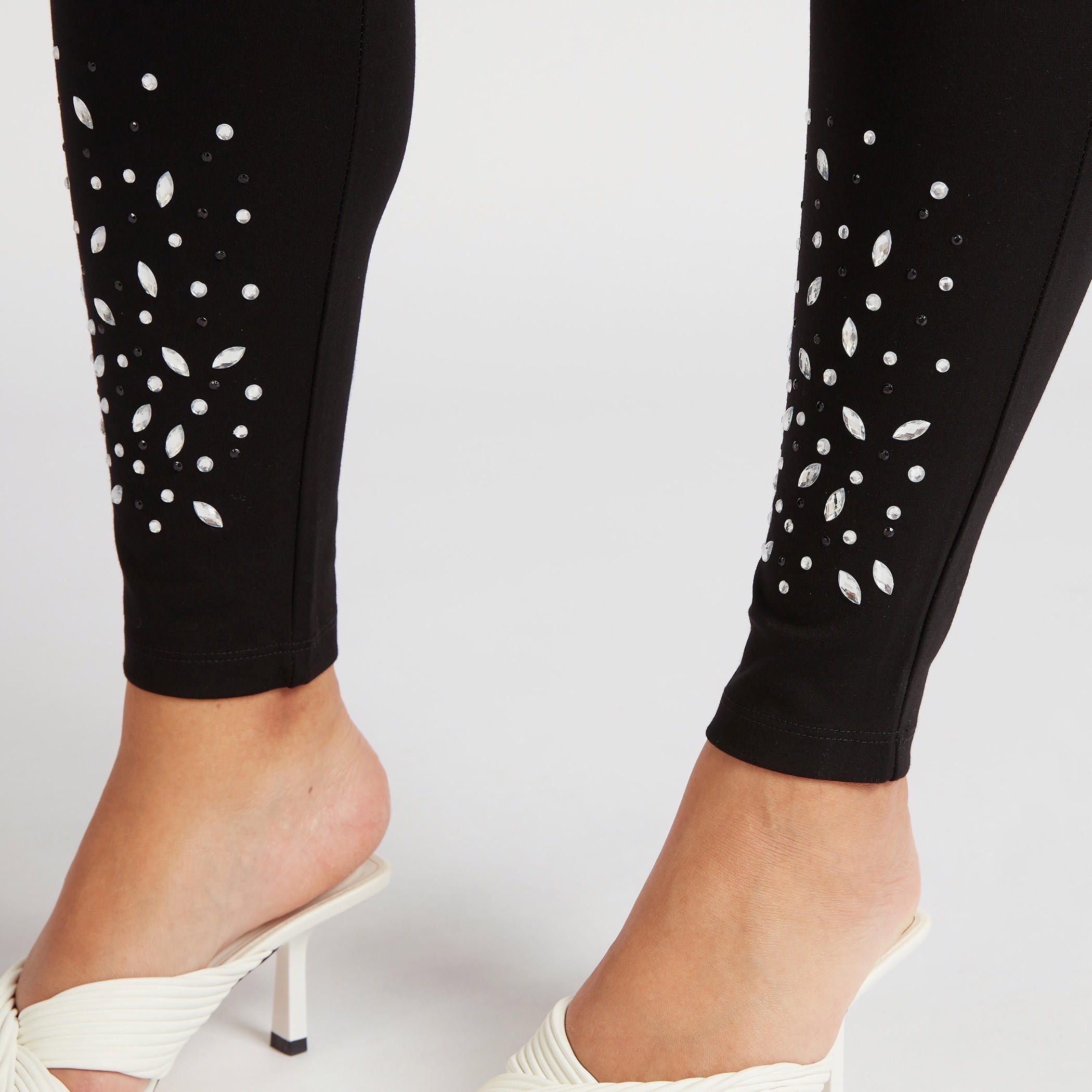 بنطلون ليقنز مزيّن بقصة سكيني وخصر مطّاطي متوسط الارتفاع-women-clothing-bottoms-leggings-image-3