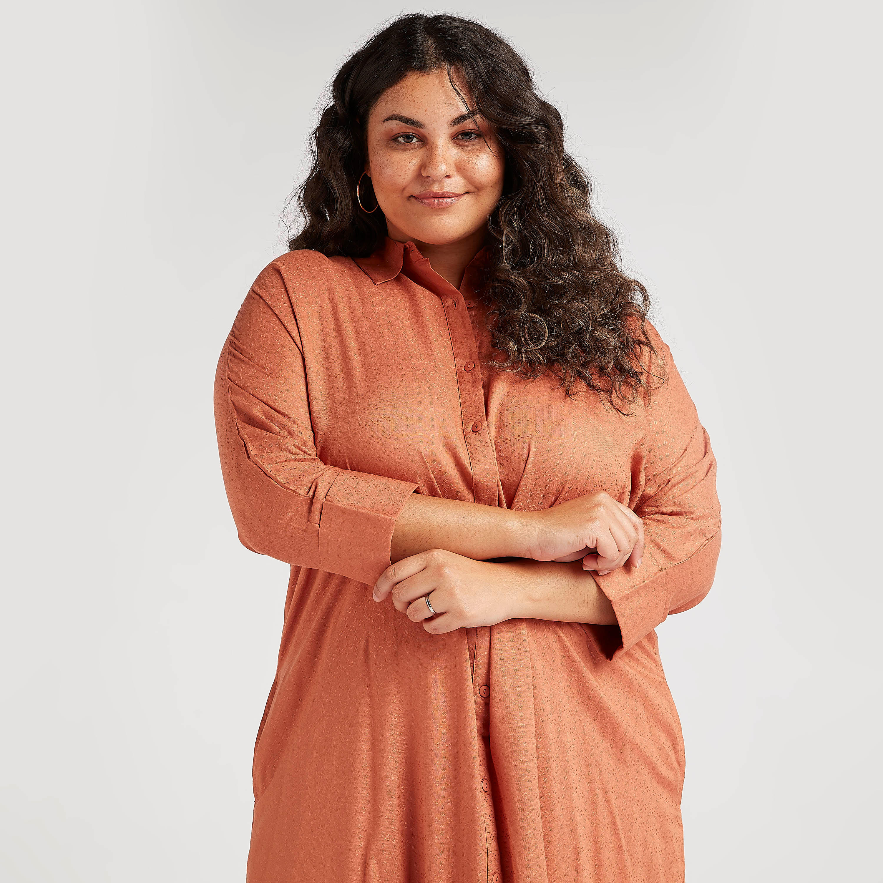 فستان قميص ميدي بارز الملمس بجيوب وتفاصيل فتحة-women-clothing-dresses-image-2
