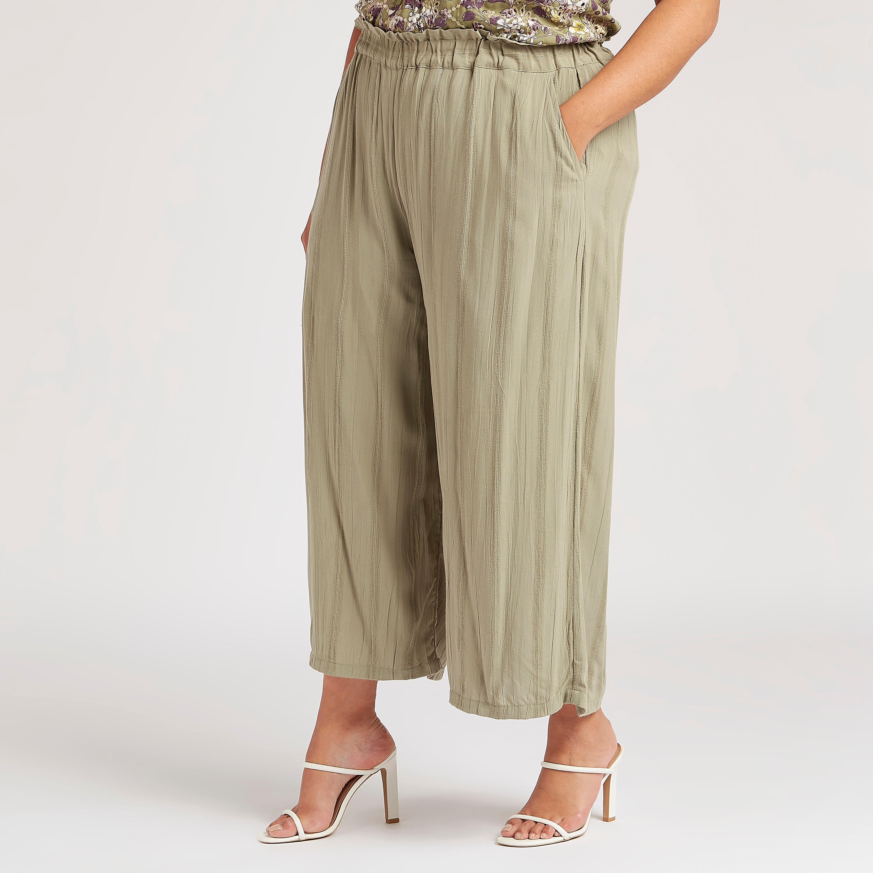 بنطلون قصير بارز الملمس بخصر مطاطي متوسط الارتفاع وجيوب-women-clothing-bottoms-trousers-image-1