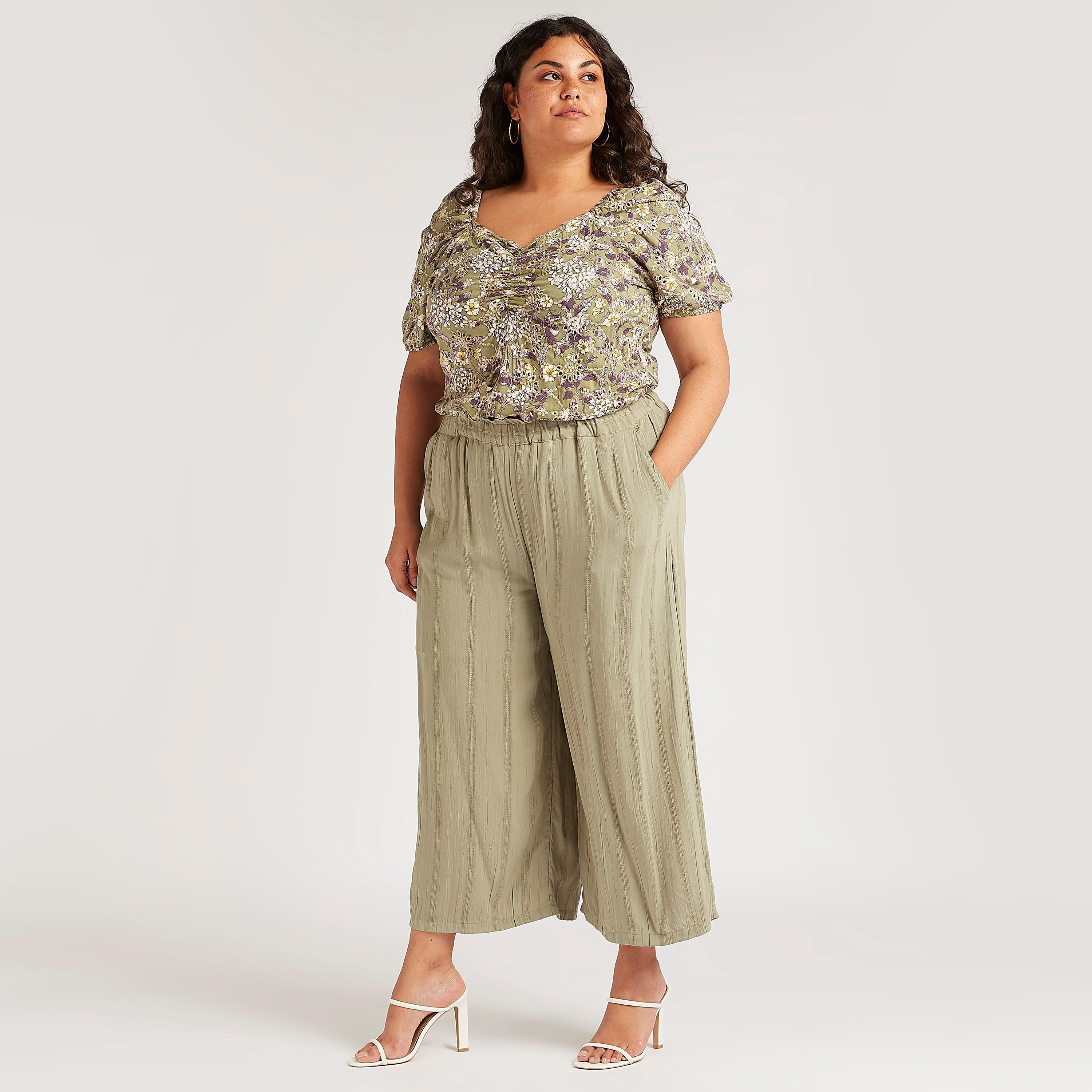 بنطلون قصير بارز الملمس بخصر مطاطي متوسط الارتفاع وجيوب-women-clothing-bottoms-trousers-image-2