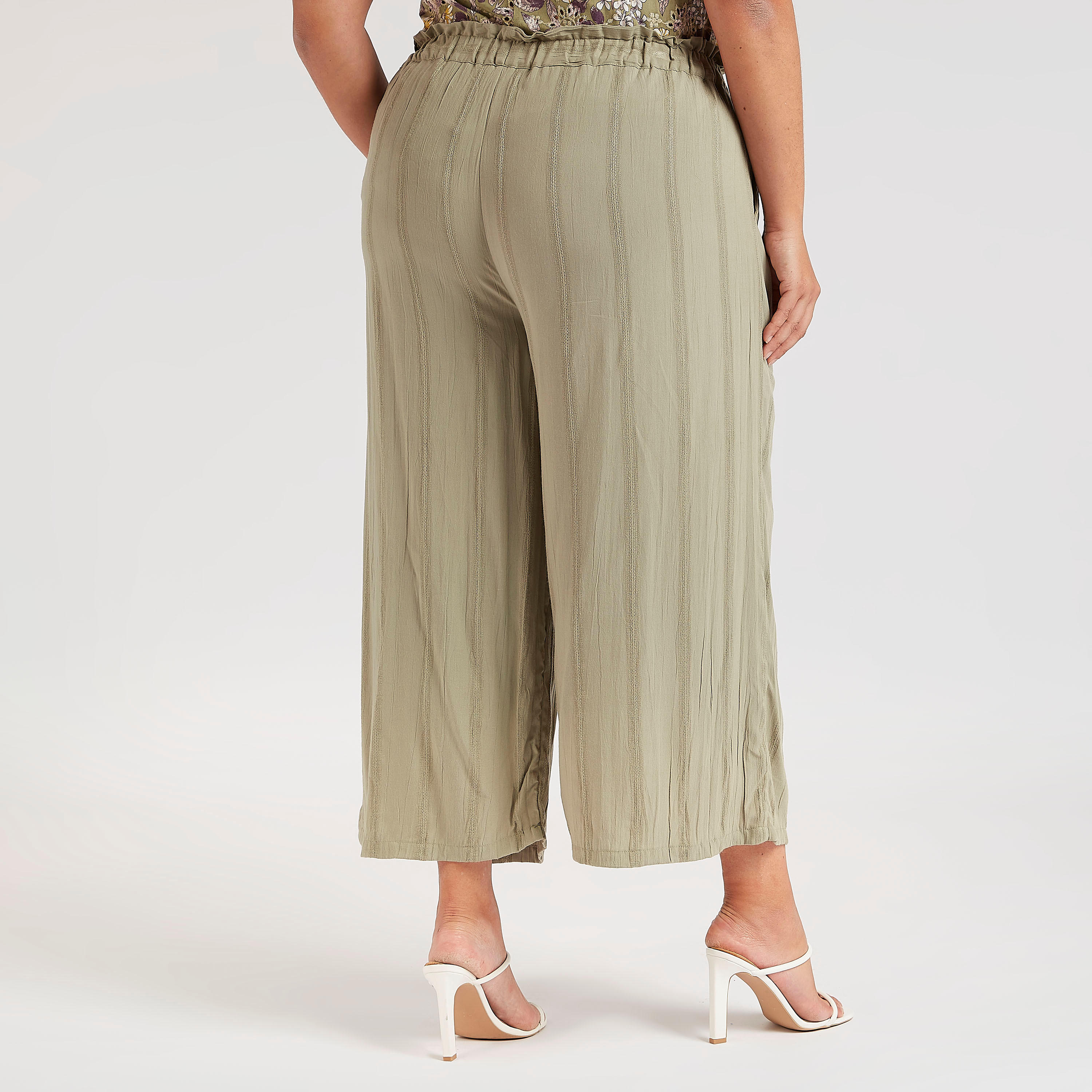 بنطلون قصير بارز الملمس بخصر مطاطي متوسط الارتفاع وجيوب-women-clothing-bottoms-trousers-image-4