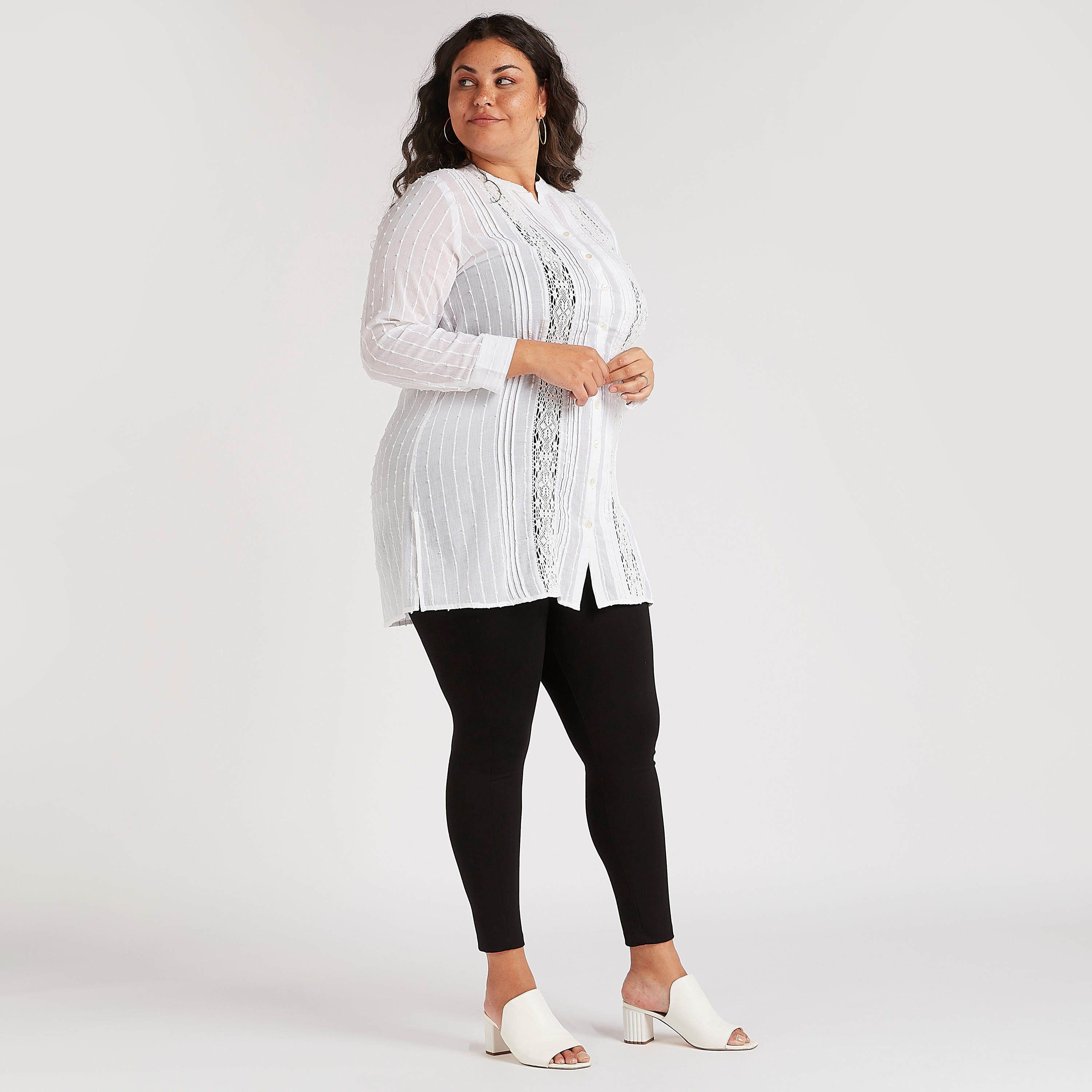 بلوزة بأكمام طويلة وزر إغلاق وتفاصيل دانتيل-women-clothing-shirtsandblouses-blouses-image-2