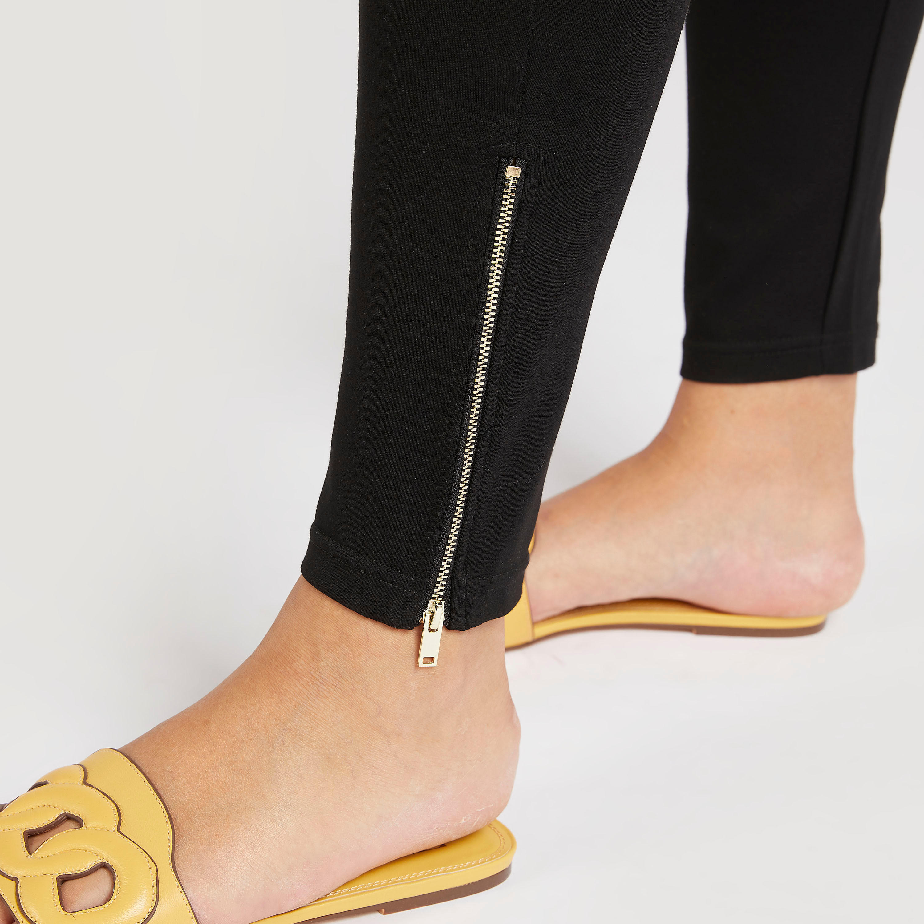 بنطلون ليقنز سادة بخصر متوسط الارتفاع وأطراف بتفاصيل سحّاب-women-clothing-bottoms-leggings-image-5