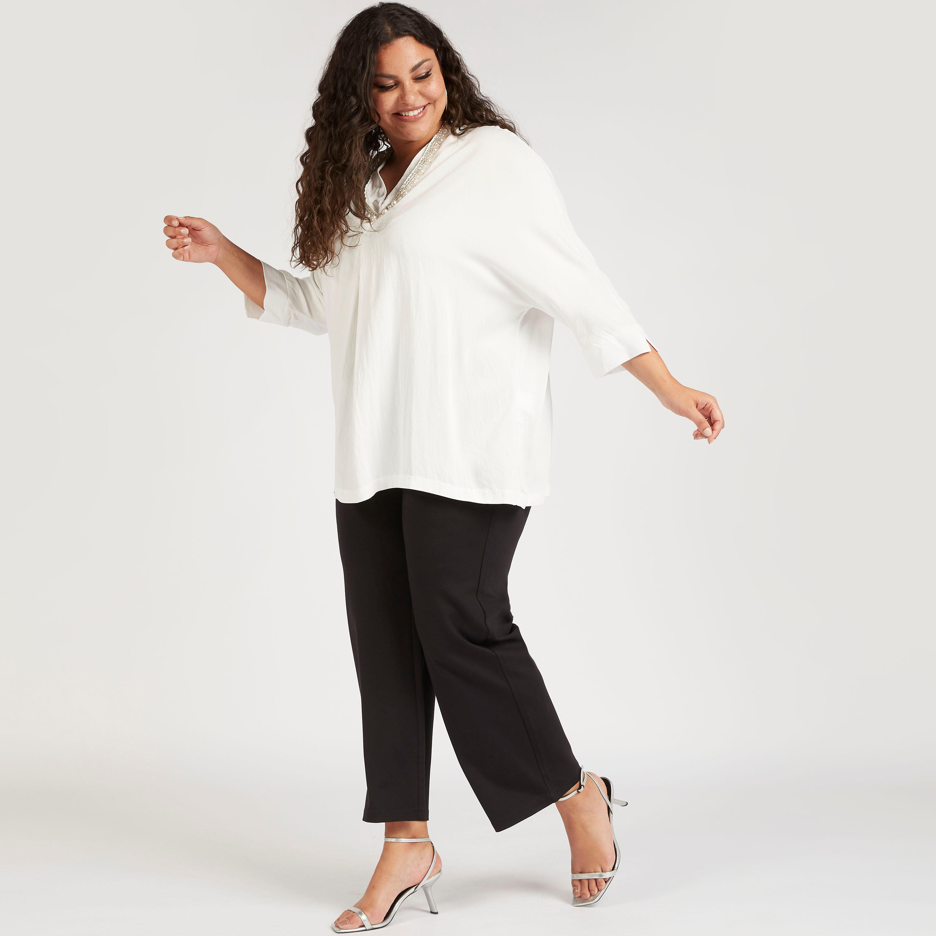 بلوزة مزيّنة بياقة v وأكمام 3/4-women-clothing-shirtsandblouses-blouses-image-3