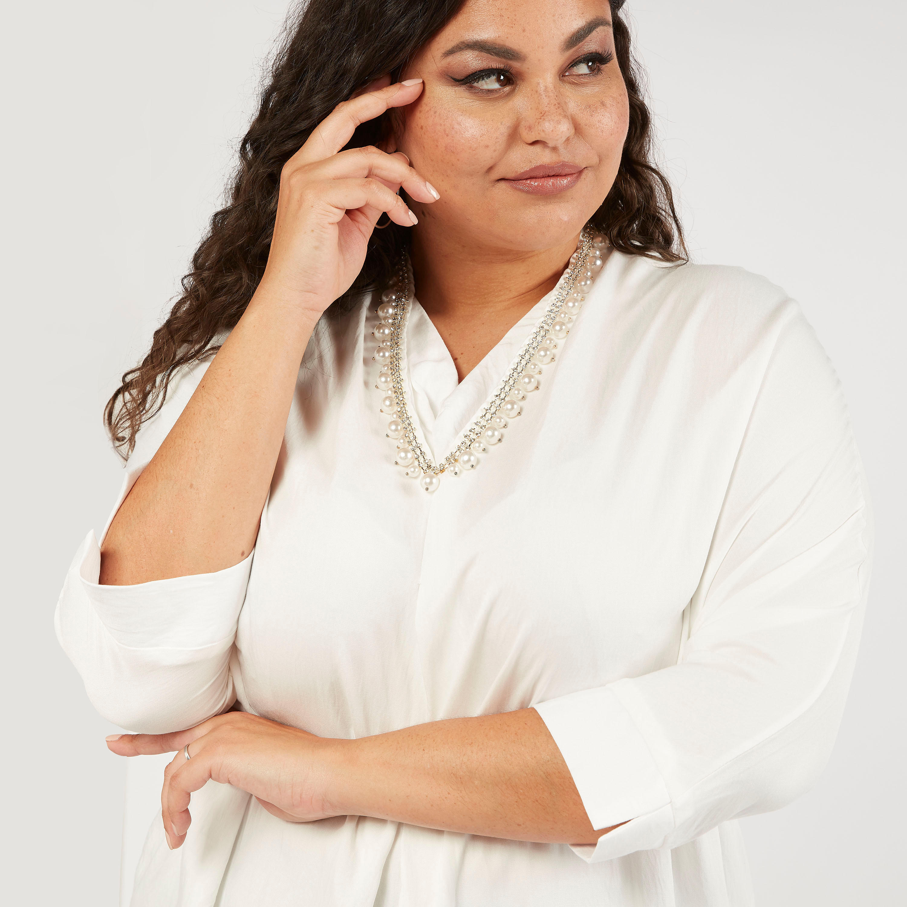 بلوزة مزيّنة بياقة v وأكمام 3/4-women-clothing-shirtsandblouses-blouses-image-2