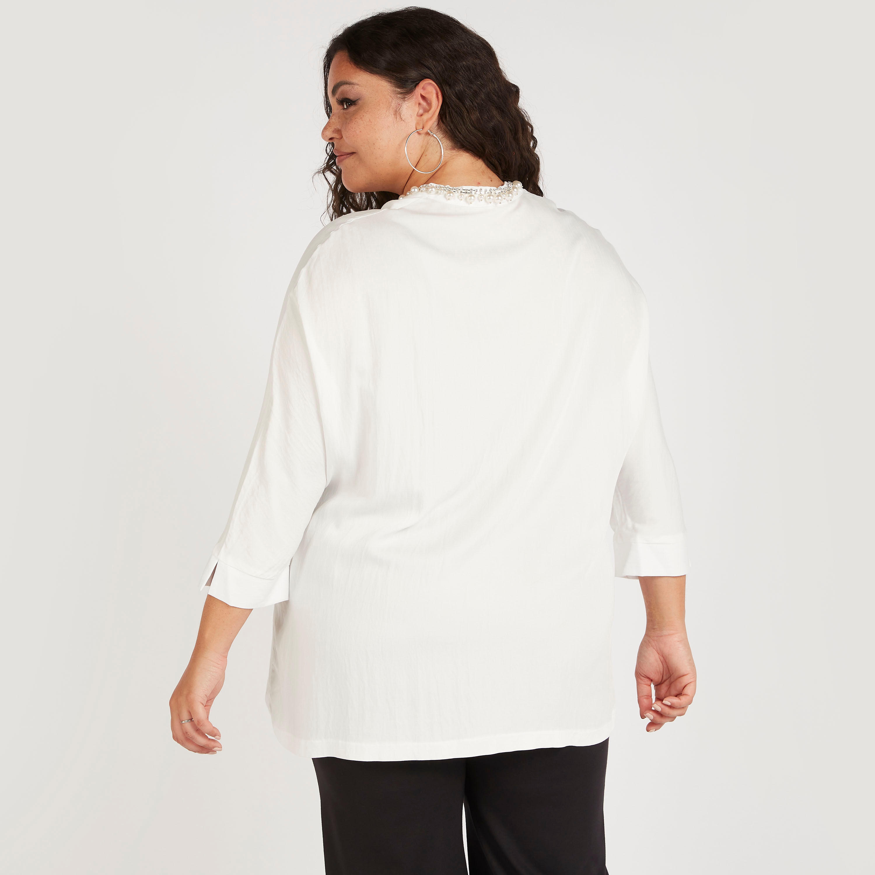 بلوزة مزيّنة بياقة v وأكمام 3/4-women-clothing-shirtsandblouses-blouses-image-1