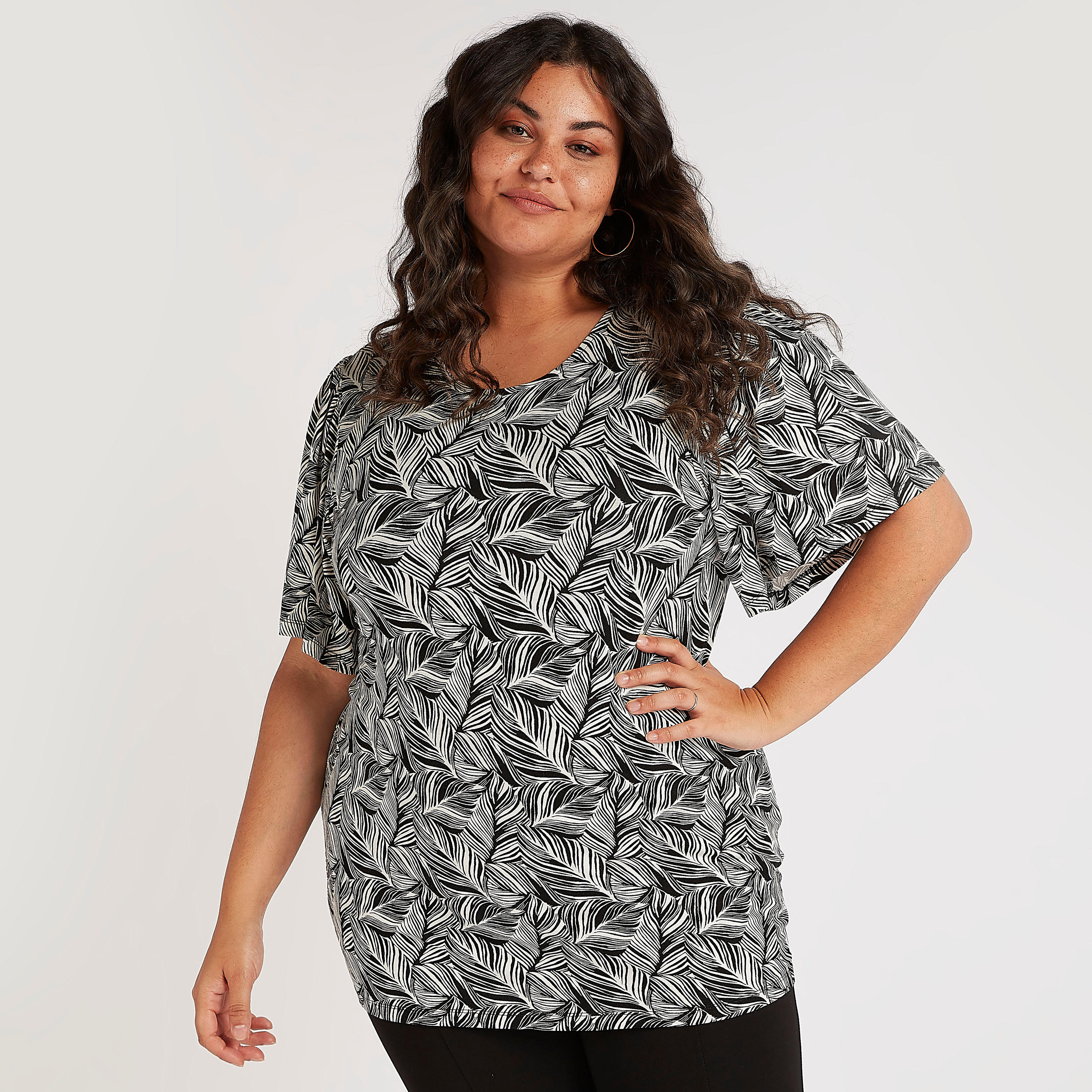 بلوزة بياقة مستديرة وأكمام قصيرة وطبعات ورق شجر-women-clothing-shirtsandblouses-blouses-image-4
