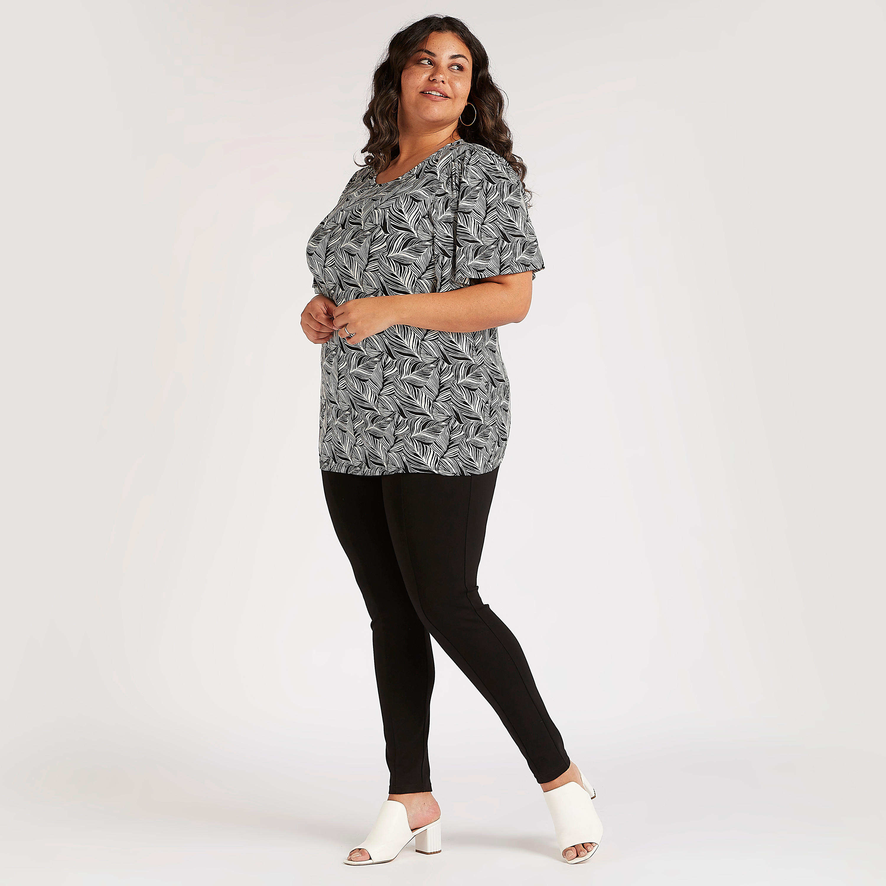 بلوزة بياقة مستديرة وأكمام قصيرة وطبعات ورق شجر-women-clothing-shirtsandblouses-blouses-image-3