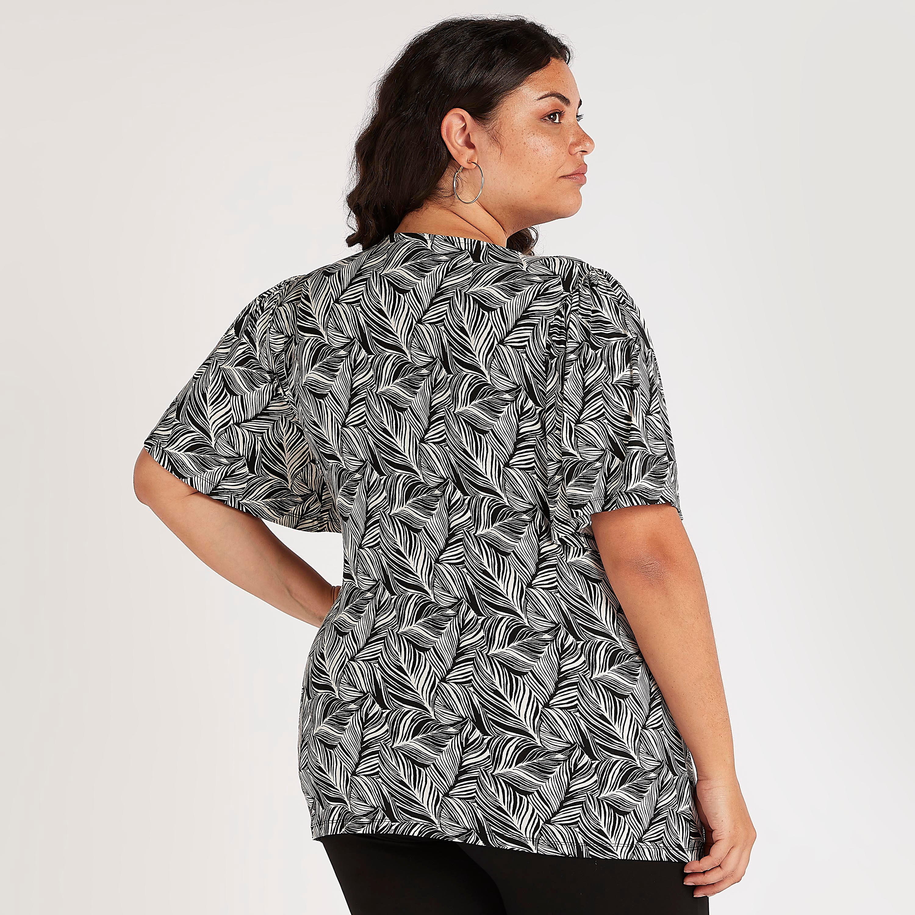 بلوزة بياقة مستديرة وأكمام قصيرة وطبعات ورق شجر-women-clothing-shirtsandblouses-blouses-image-1