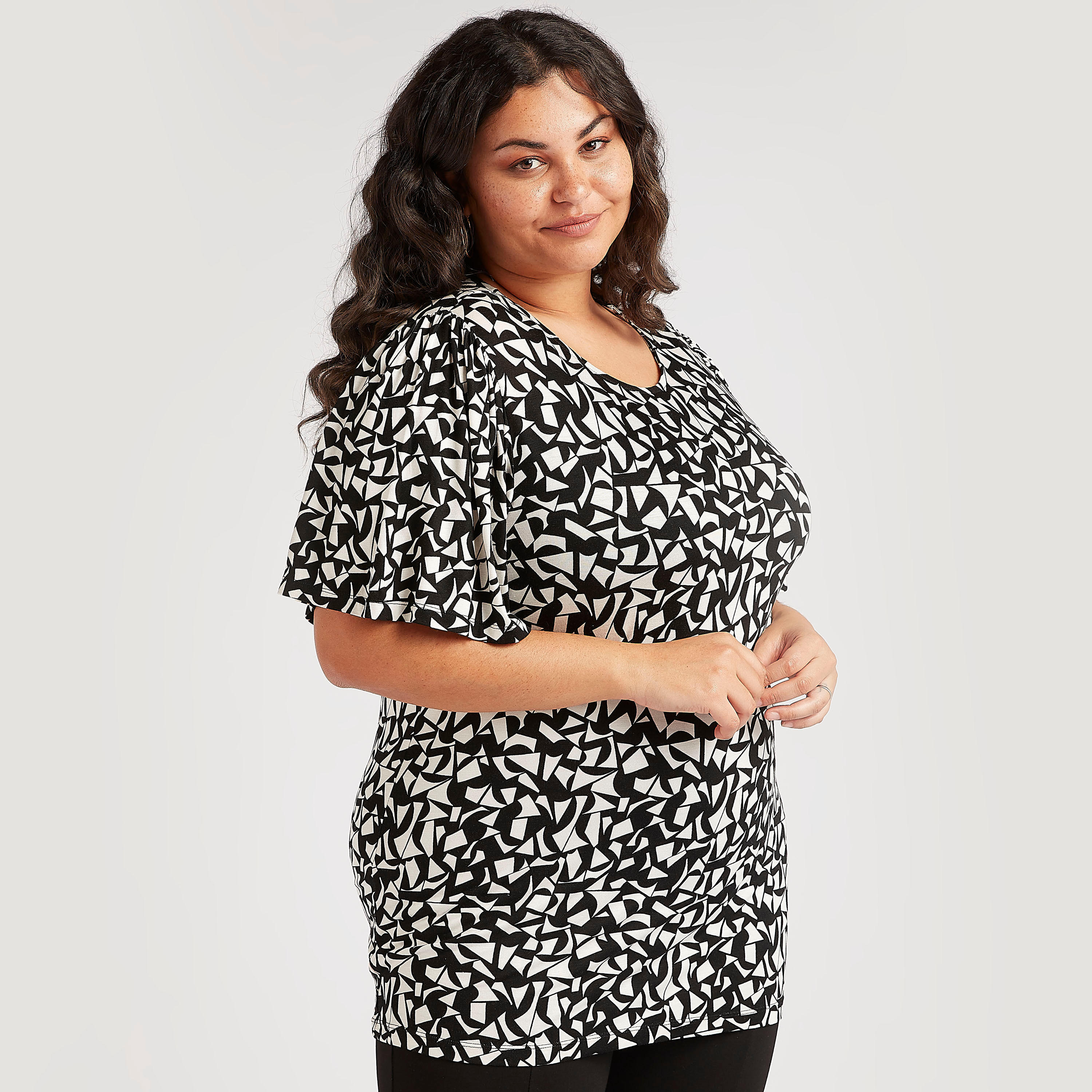 بلوزة بياقة مستديرة وأكمام واسعة وطبعات-women-clothing-shirtsandblouses-blouses-image-4