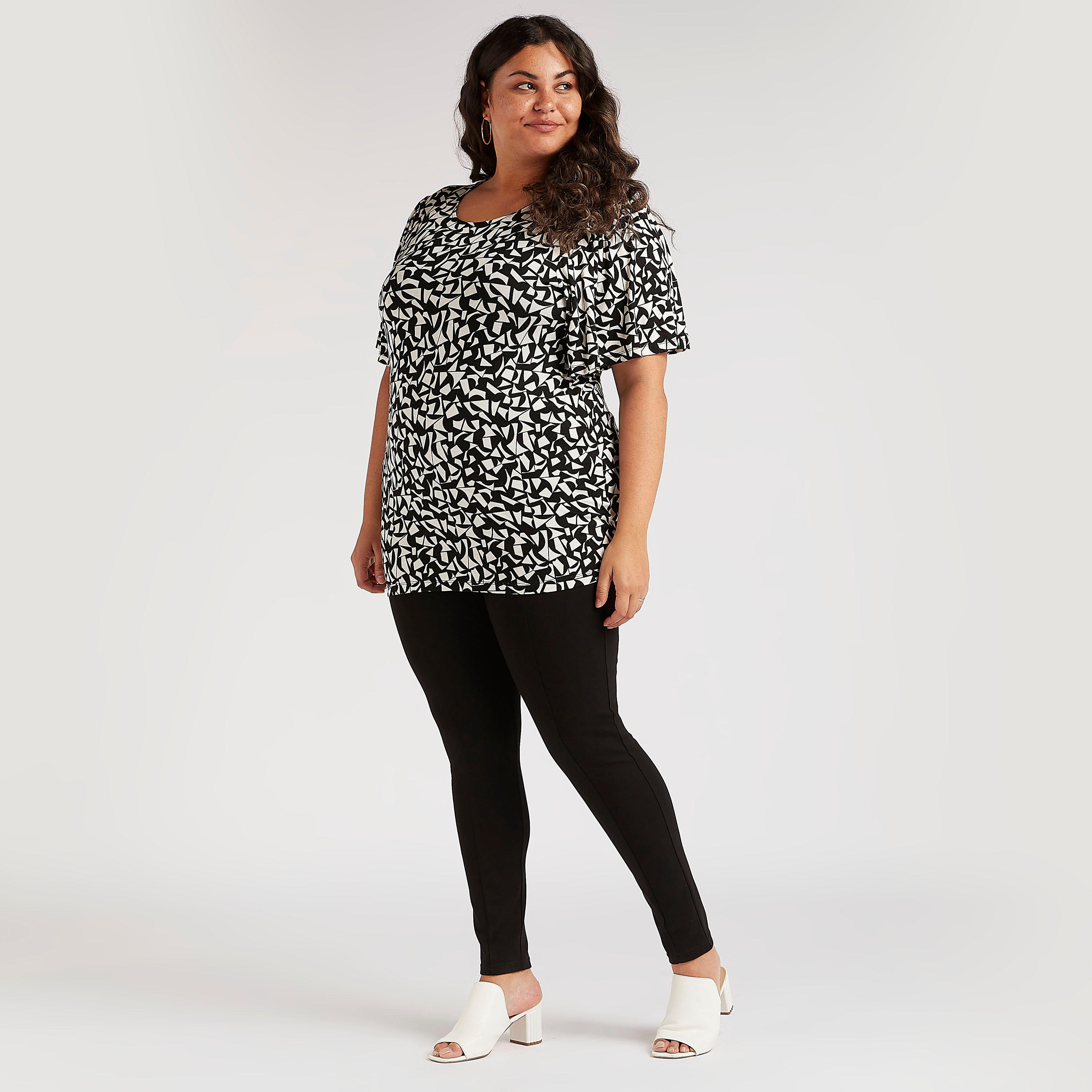 بلوزة بياقة مستديرة وأكمام واسعة وطبعات-women-clothing-shirtsandblouses-blouses-image-3