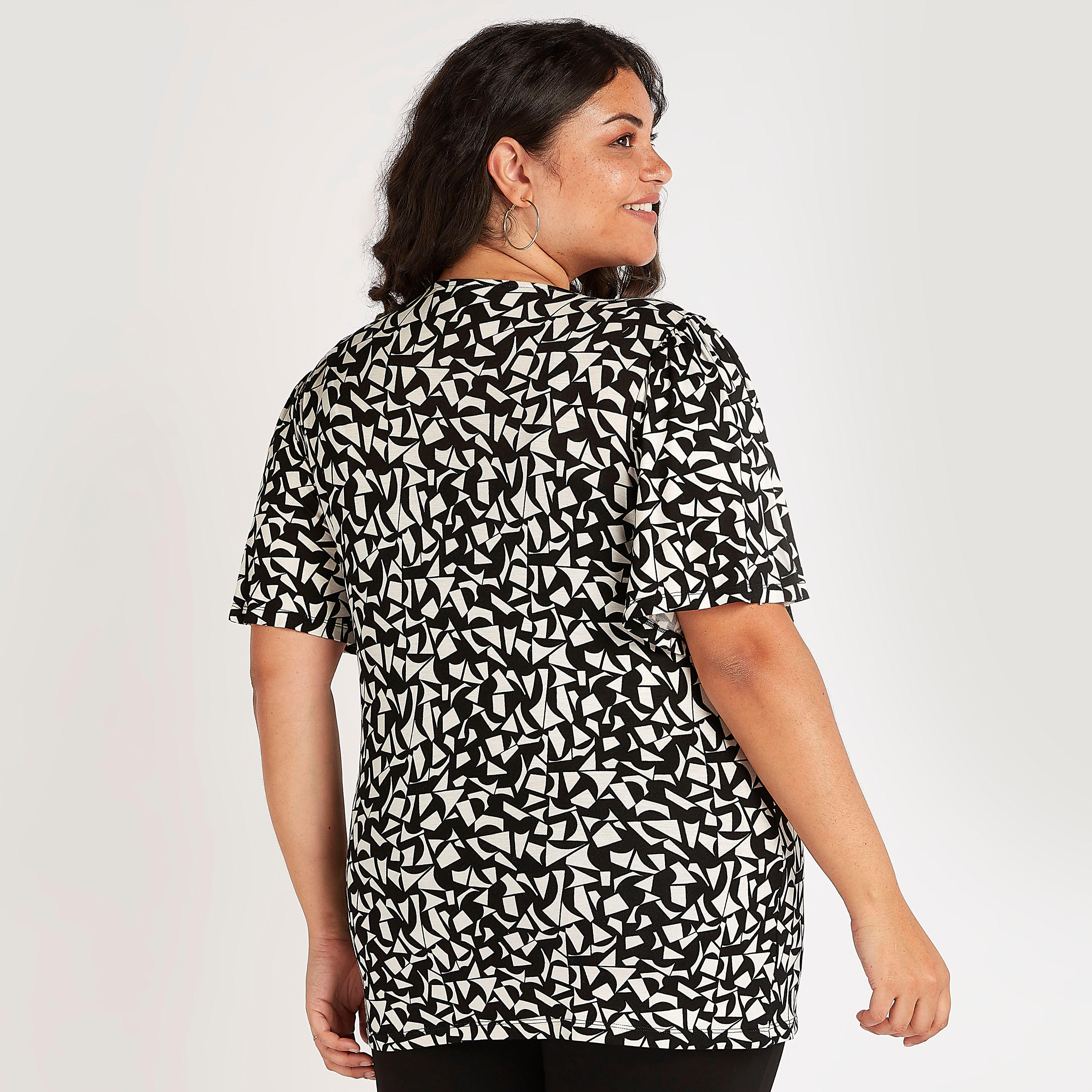 بلوزة بياقة مستديرة وأكمام واسعة وطبعات-women-clothing-shirtsandblouses-blouses-image-1