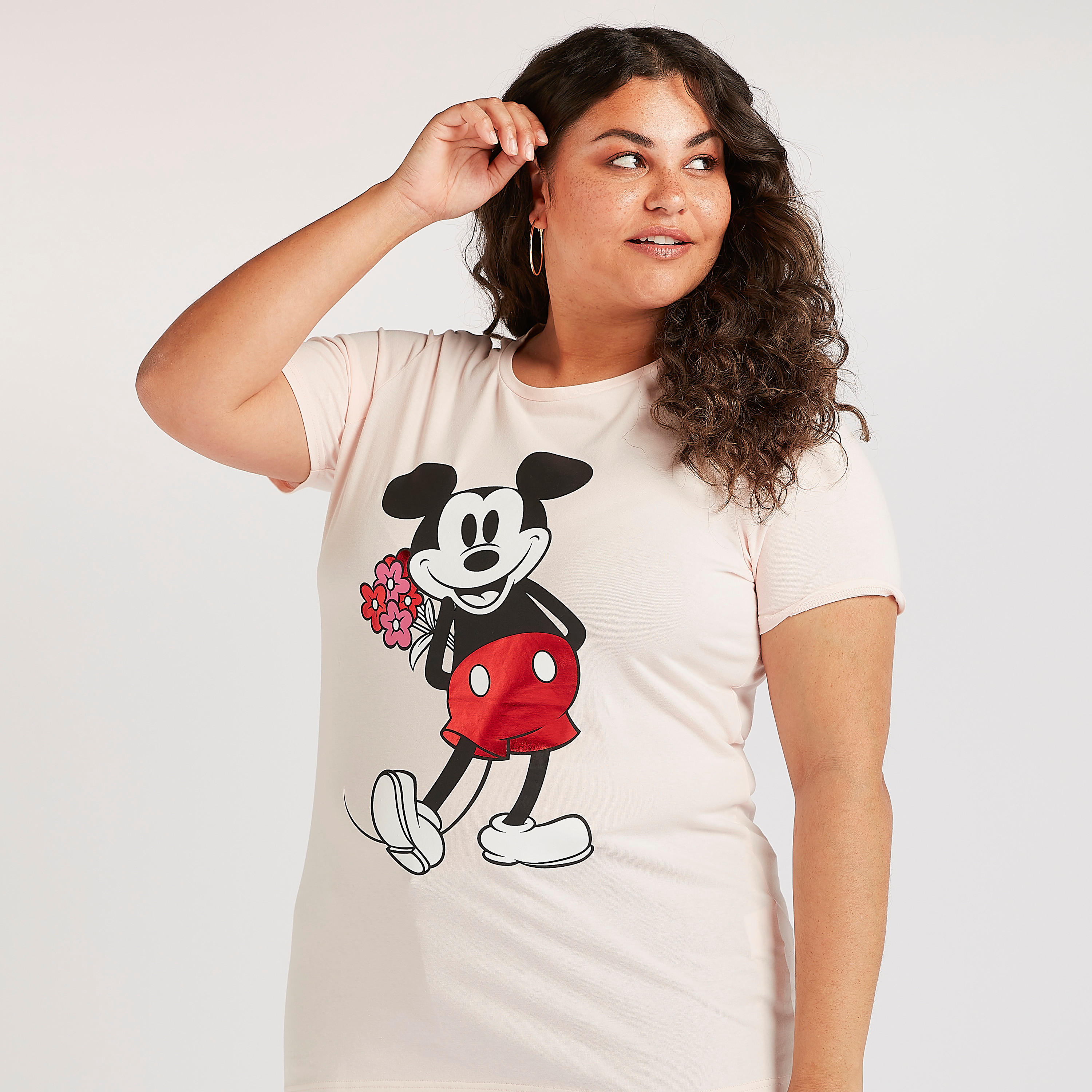 تيشيرت بياقة ضيّقة وأكمام قصيرة وطبعات ميكي ماوس-women-clothing-tshirts-image-4