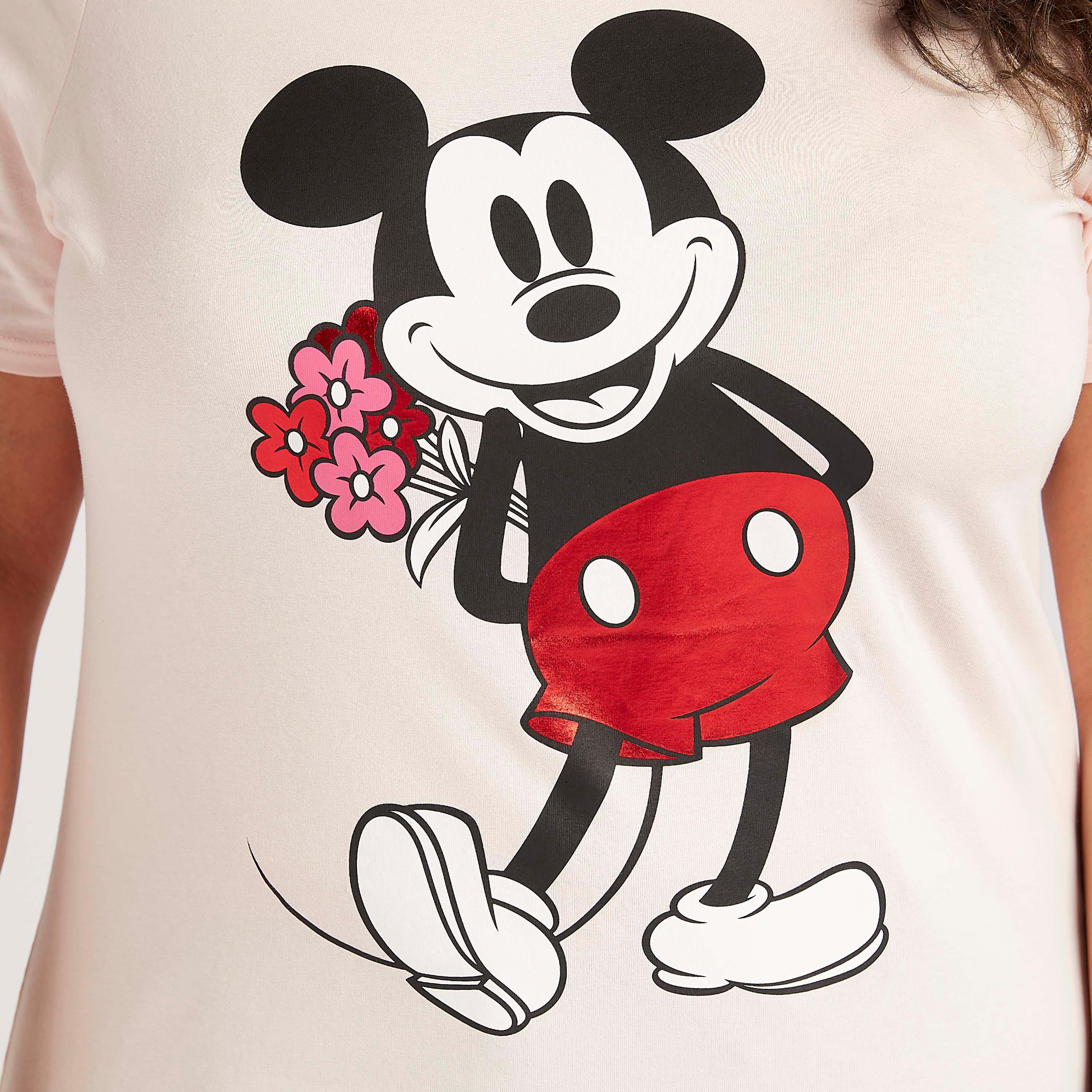 تيشيرت بياقة ضيّقة وأكمام قصيرة وطبعات ميكي ماوس-women-clothing-tshirts-image-2
