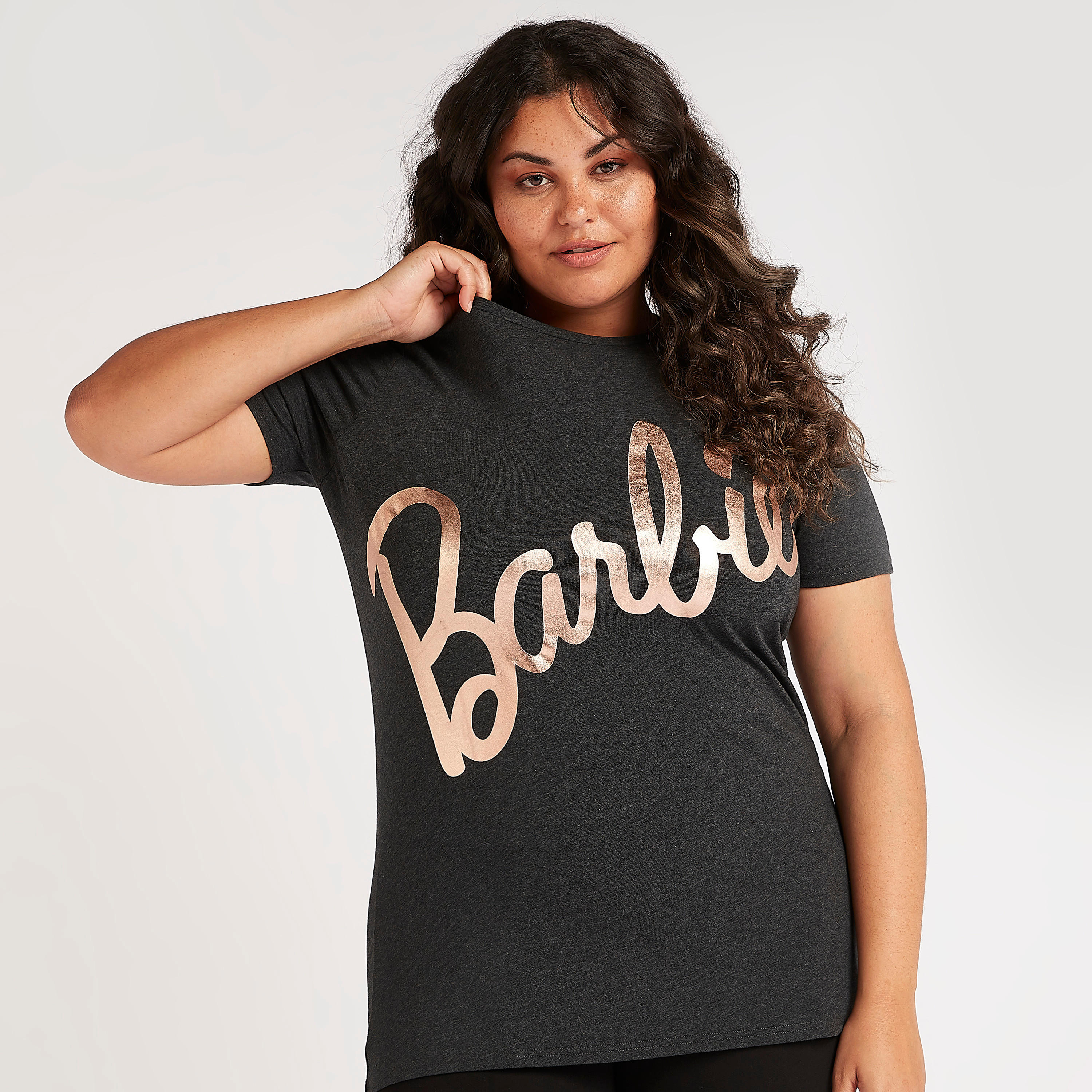 تيشيرت بياقة ضيقة وأكمام كاب وطبعات باربي-women-clothing-tshirts-image-1