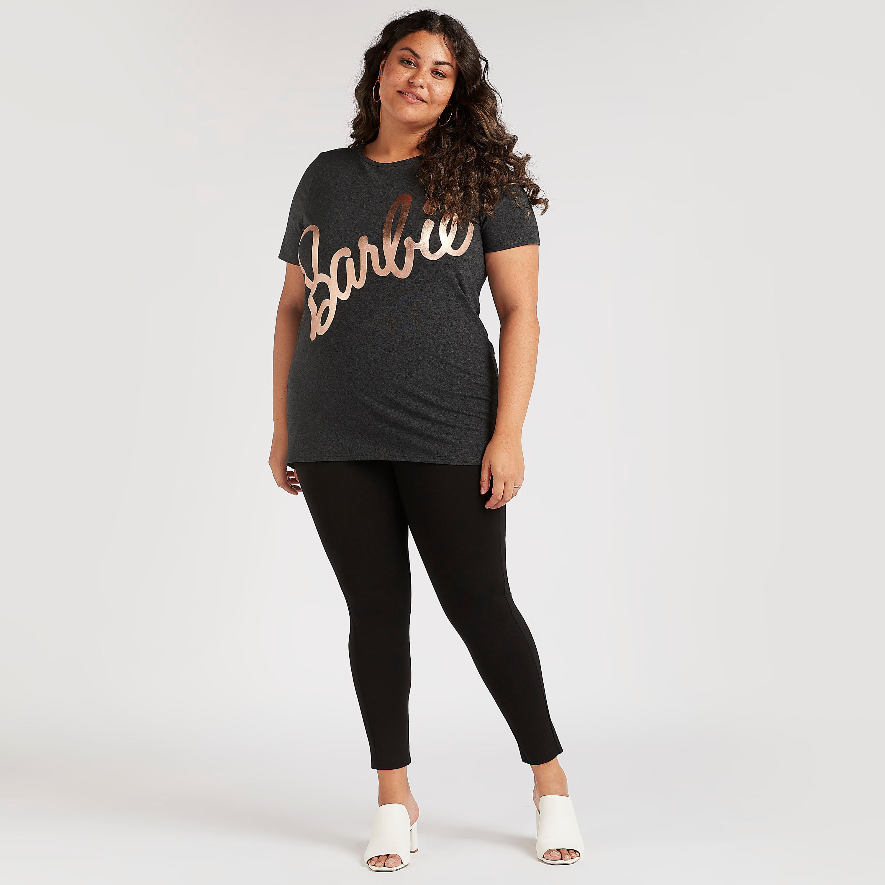 تيشيرت بياقة ضيقة وأكمام كاب وطبعات باربي-women-clothing-tshirts-image-2
