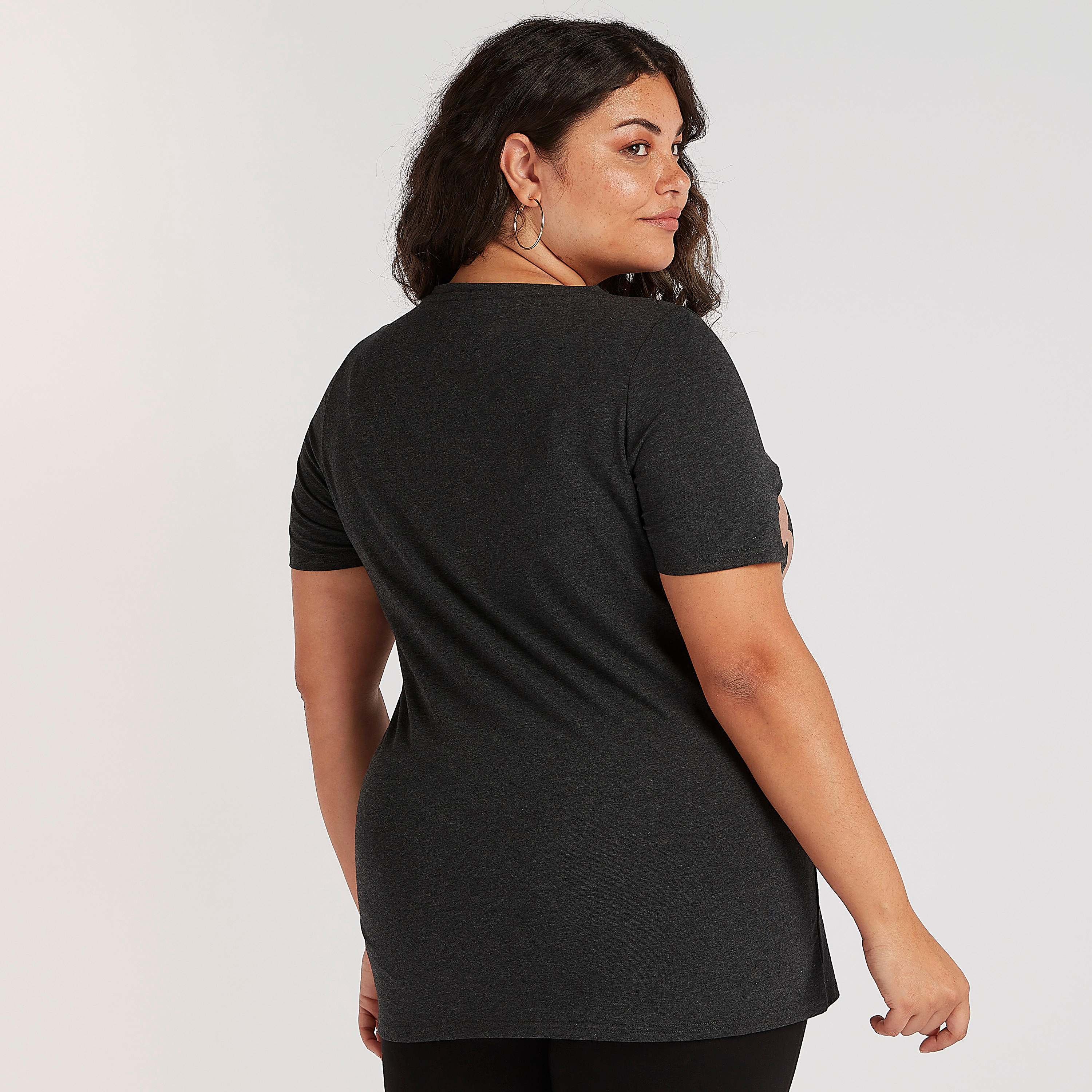 تيشيرت بياقة ضيقة وأكمام كاب وطبعات باربي-women-clothing-tshirts-image-4