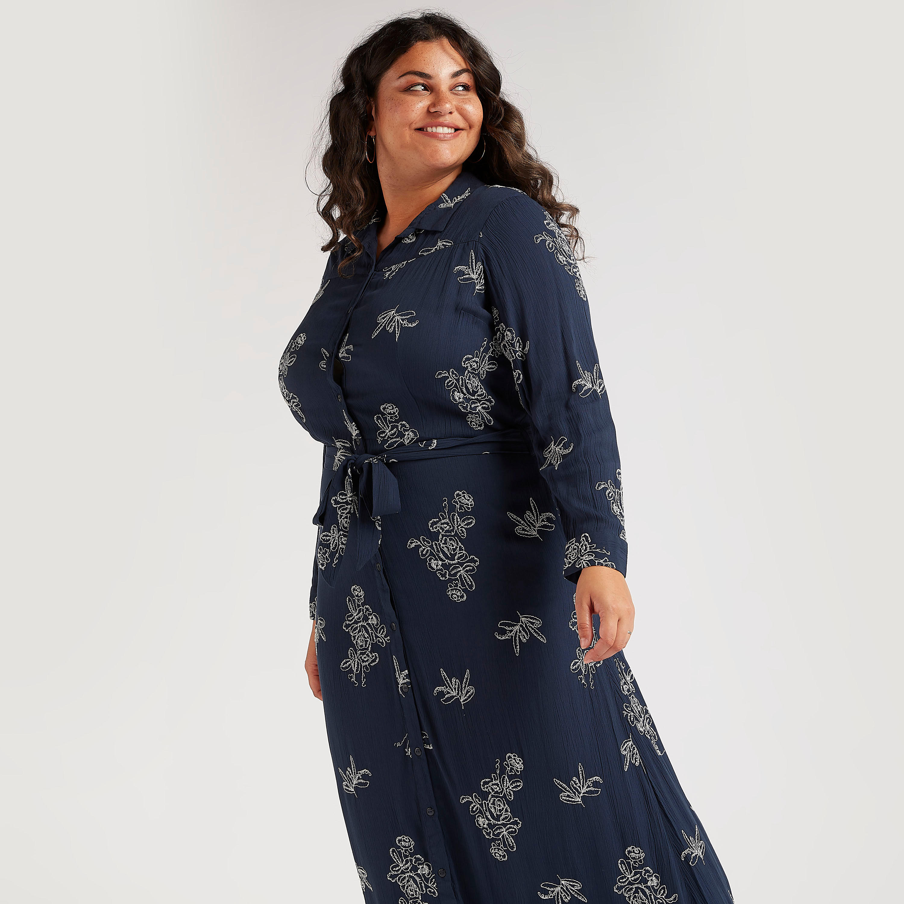 فستان طويل بتطريز أزهار وأكمام طويلة وياقة عادية وحزام رباط-women-clothing-dresses-image-1