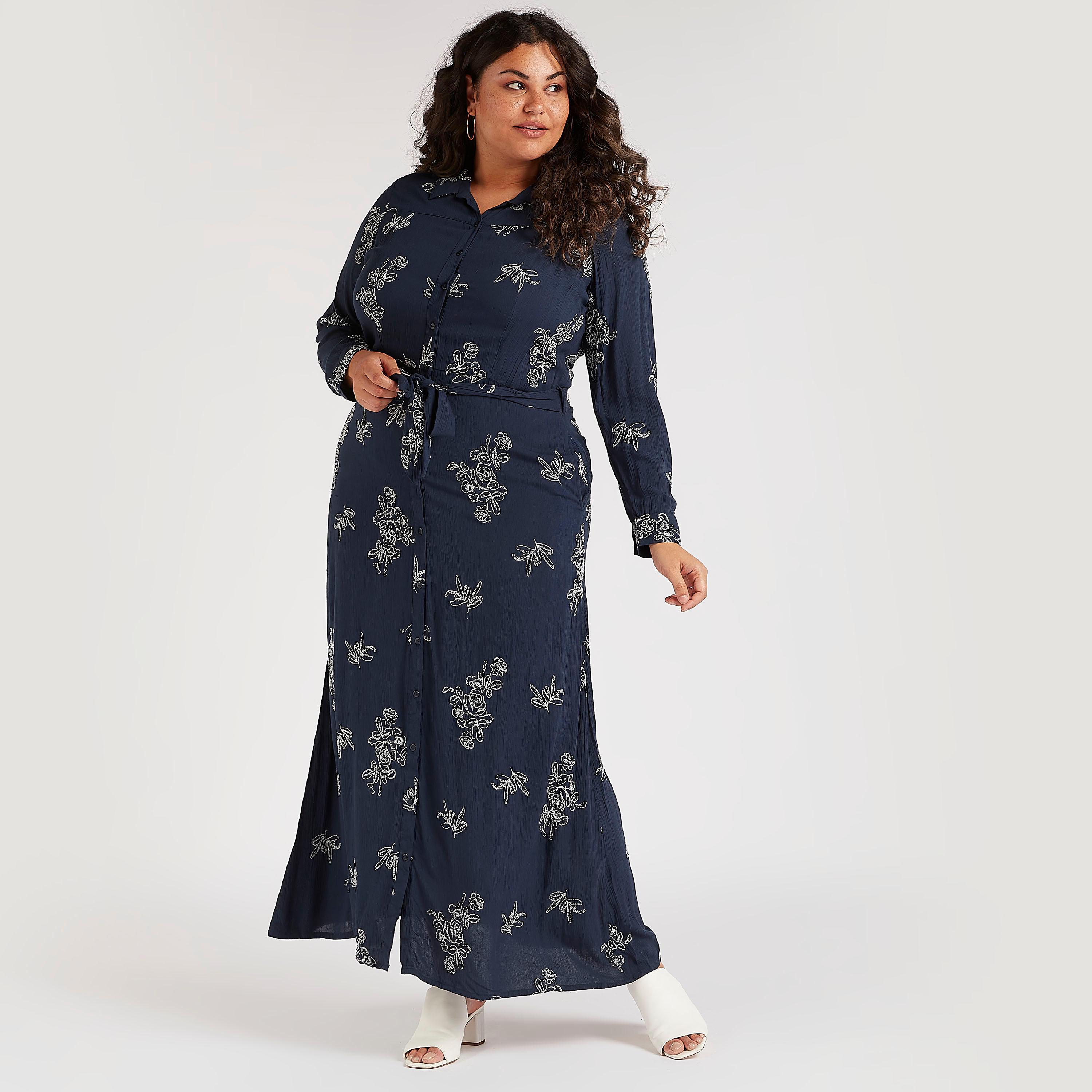 فستان طويل بتطريز أزهار وأكمام طويلة وياقة عادية وحزام رباط-women-clothing-dresses-image-2