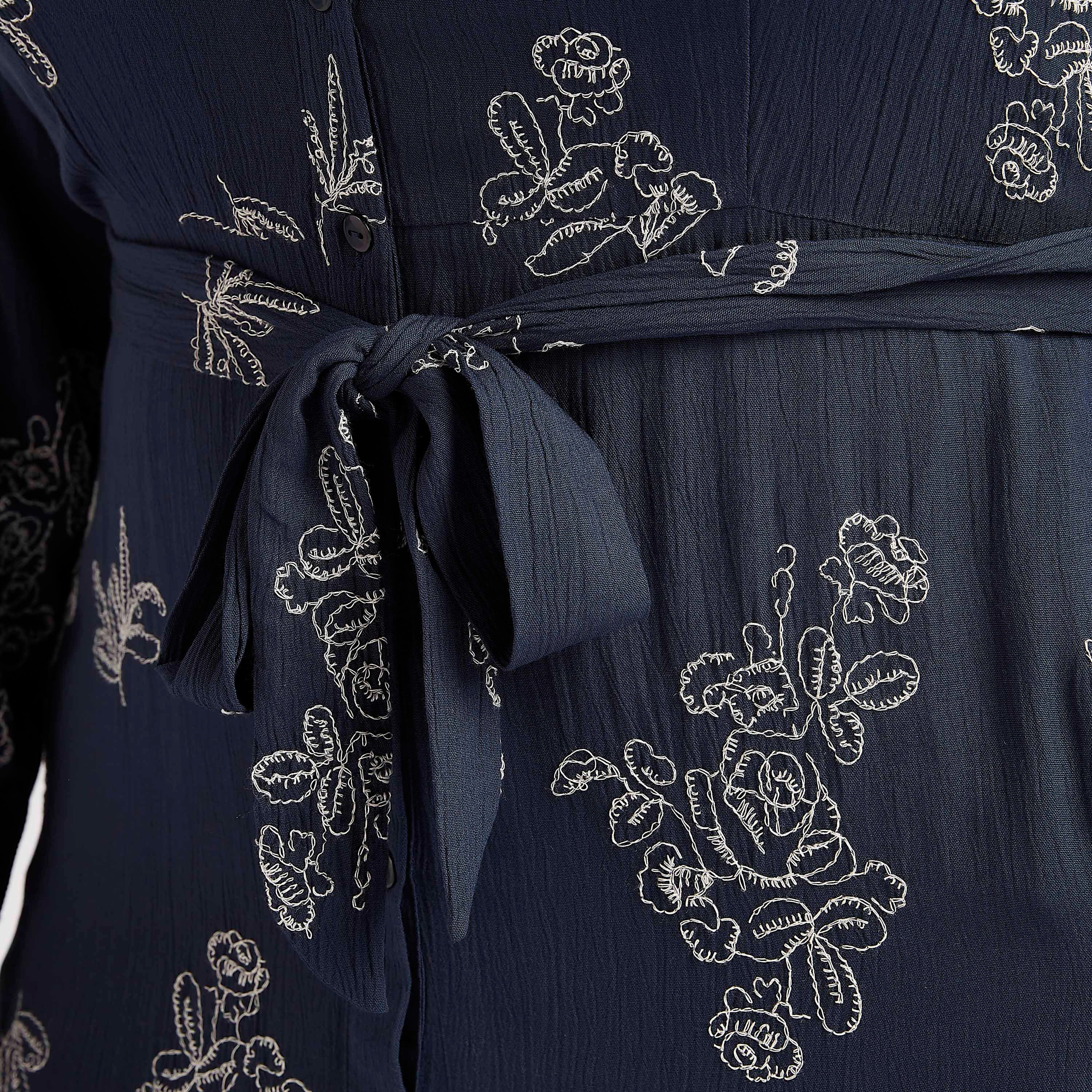 فستان طويل بتطريز أزهار وأكمام طويلة وياقة عادية وحزام رباط-women-clothing-dresses-image-3