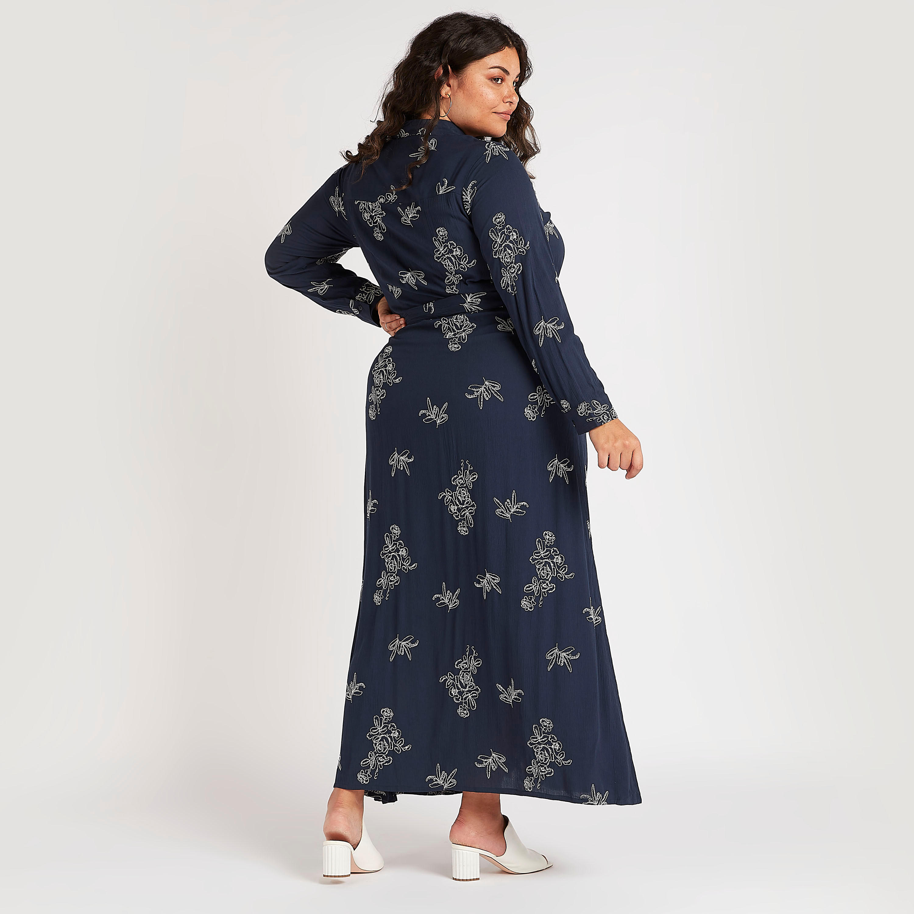فستان طويل بتطريز أزهار وأكمام طويلة وياقة عادية وحزام رباط-women-clothing-dresses-image-5