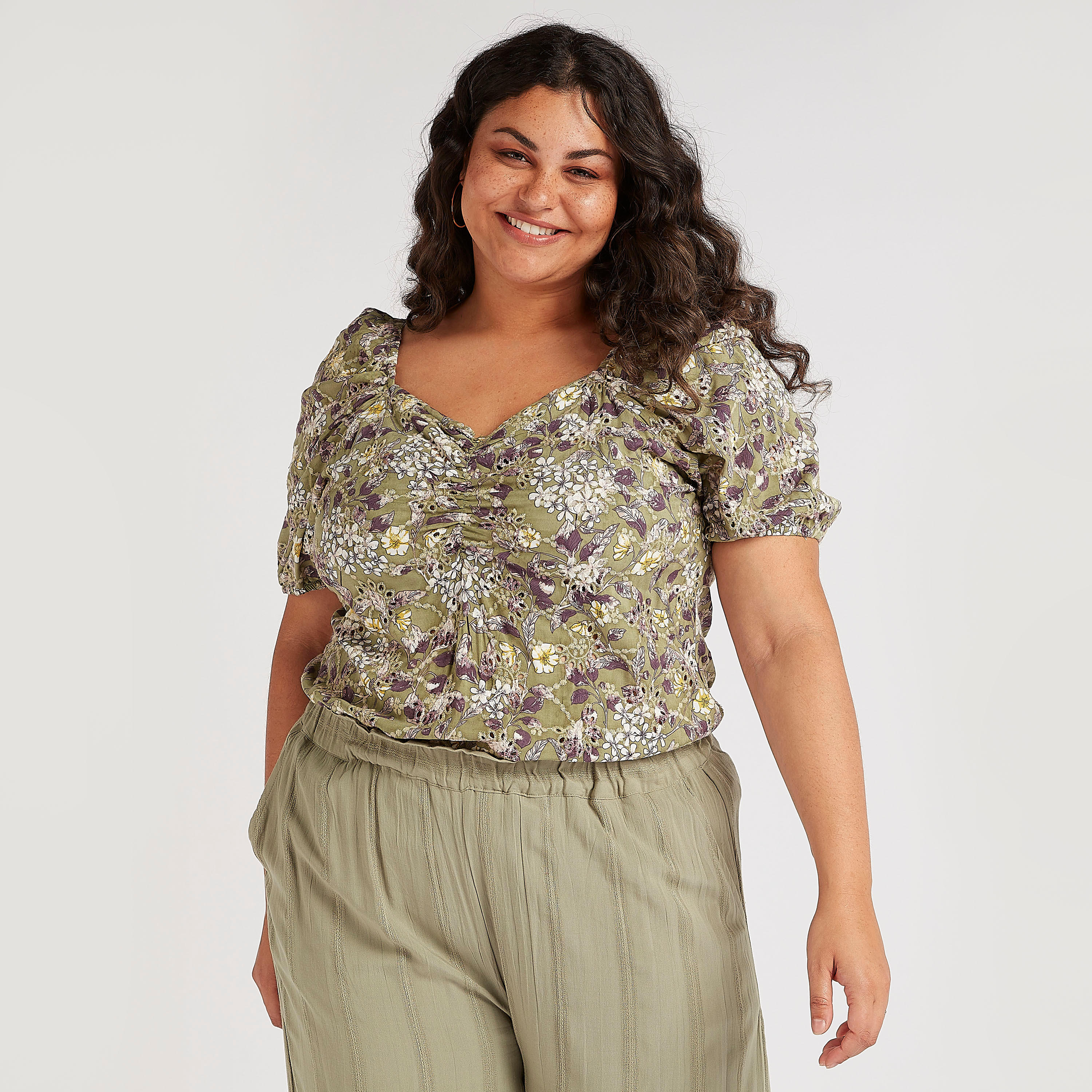 بلوزة بياقة سويت هارت وأكمام قصيرة وطبعات زهرية-women-clothing-shirtsandblouses-blouses-image-1