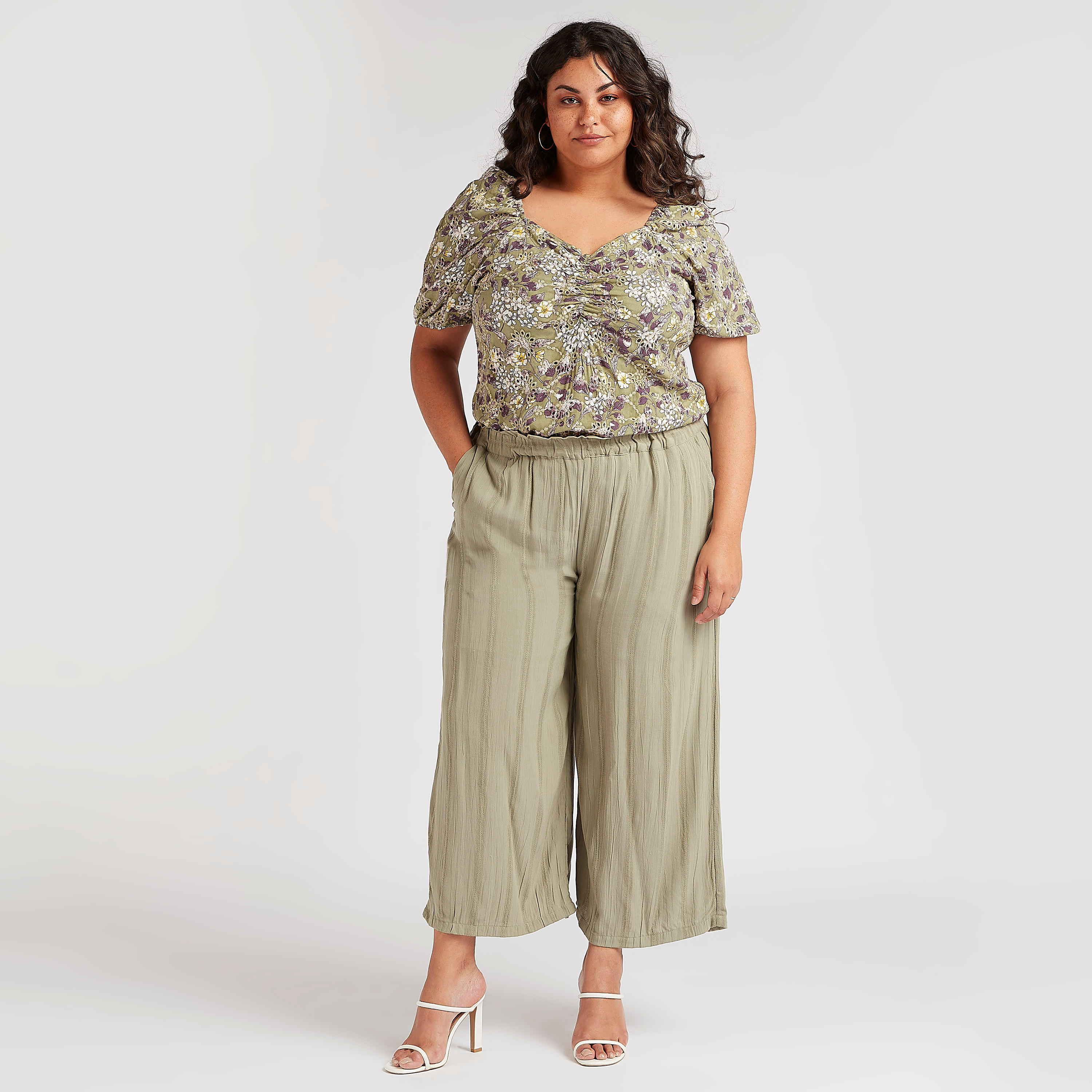 بلوزة بياقة سويت هارت وأكمام قصيرة وطبعات زهرية-women-clothing-shirtsandblouses-blouses-image-2