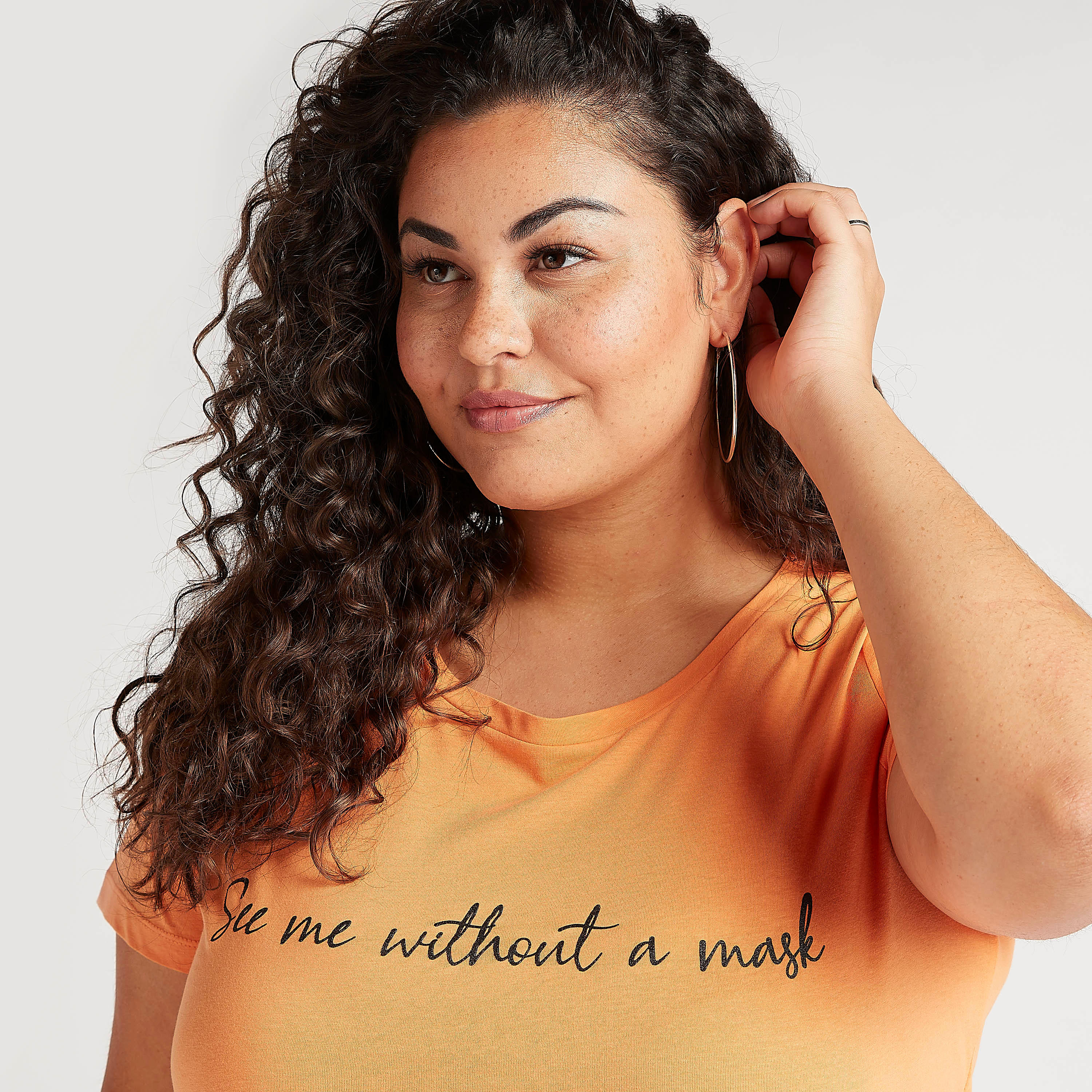 تيشيرت بطبعات شعار وياقة مستديرة وأكمام قصيرة-women-clothing-tshirts-image-3