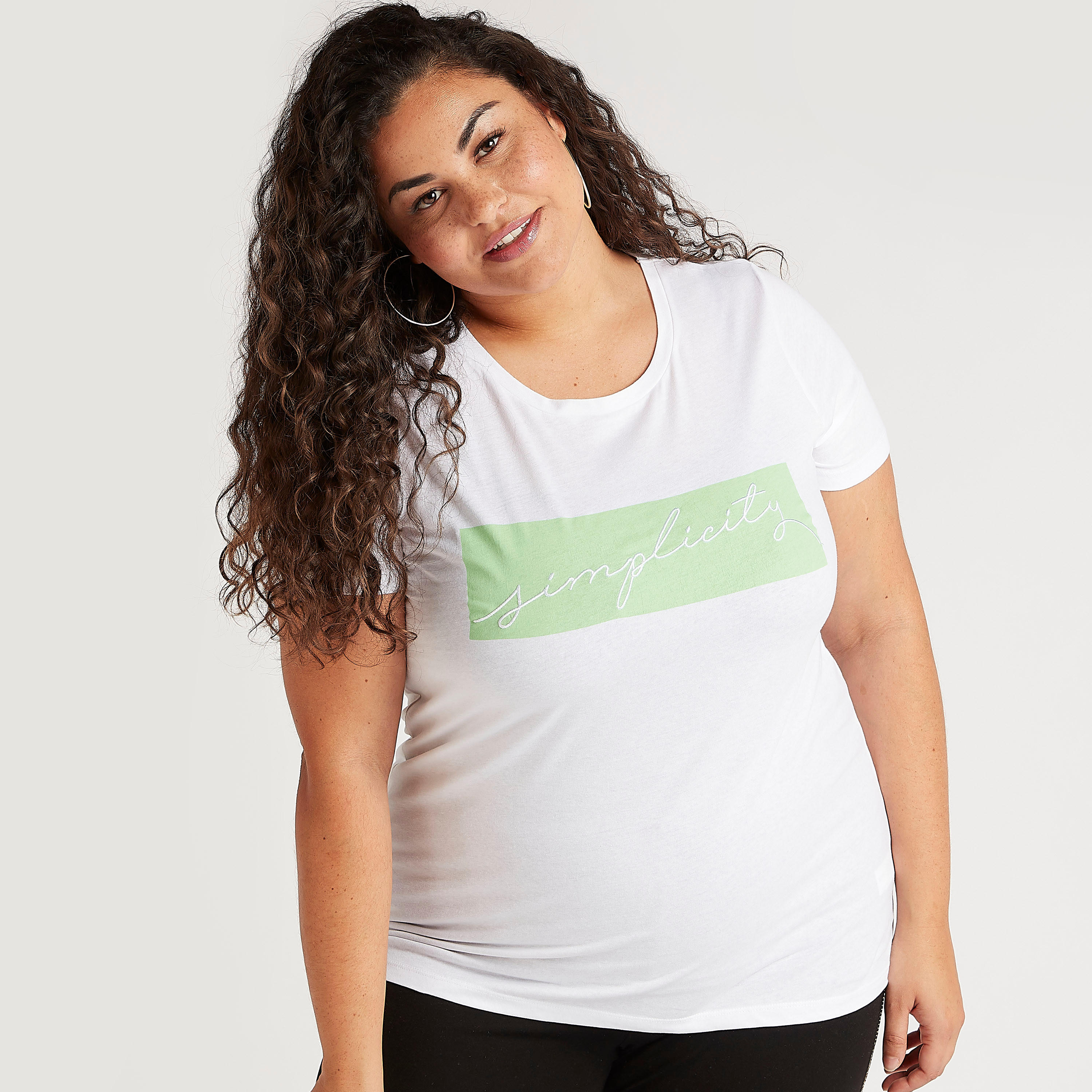 تيشيرت بطبعات شعار وياقة مستديرة وأكمام قصيرة-women-clothing-tshirts-image-1