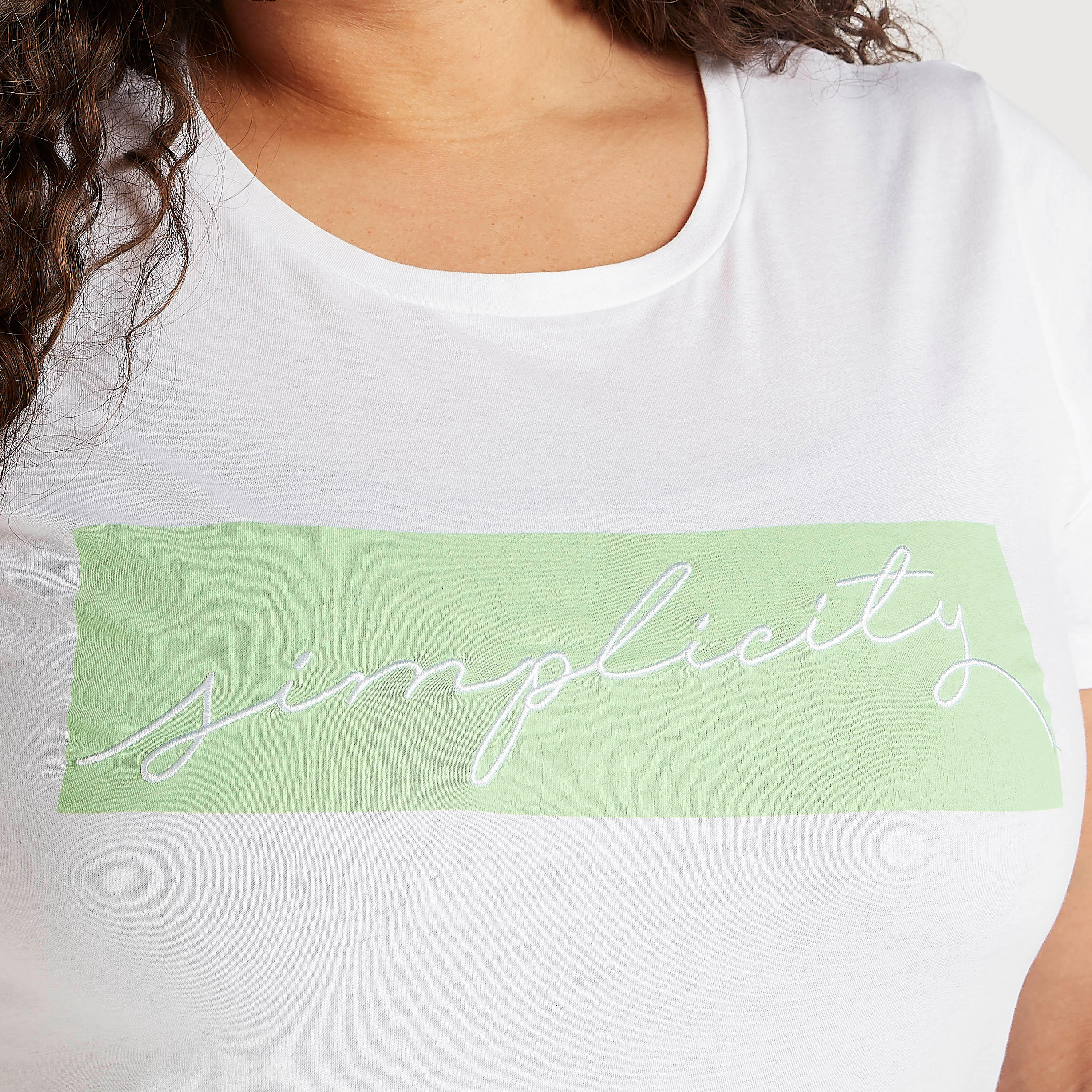 تيشيرت بطبعات شعار وياقة مستديرة وأكمام قصيرة-women-clothing-tshirts-image-3