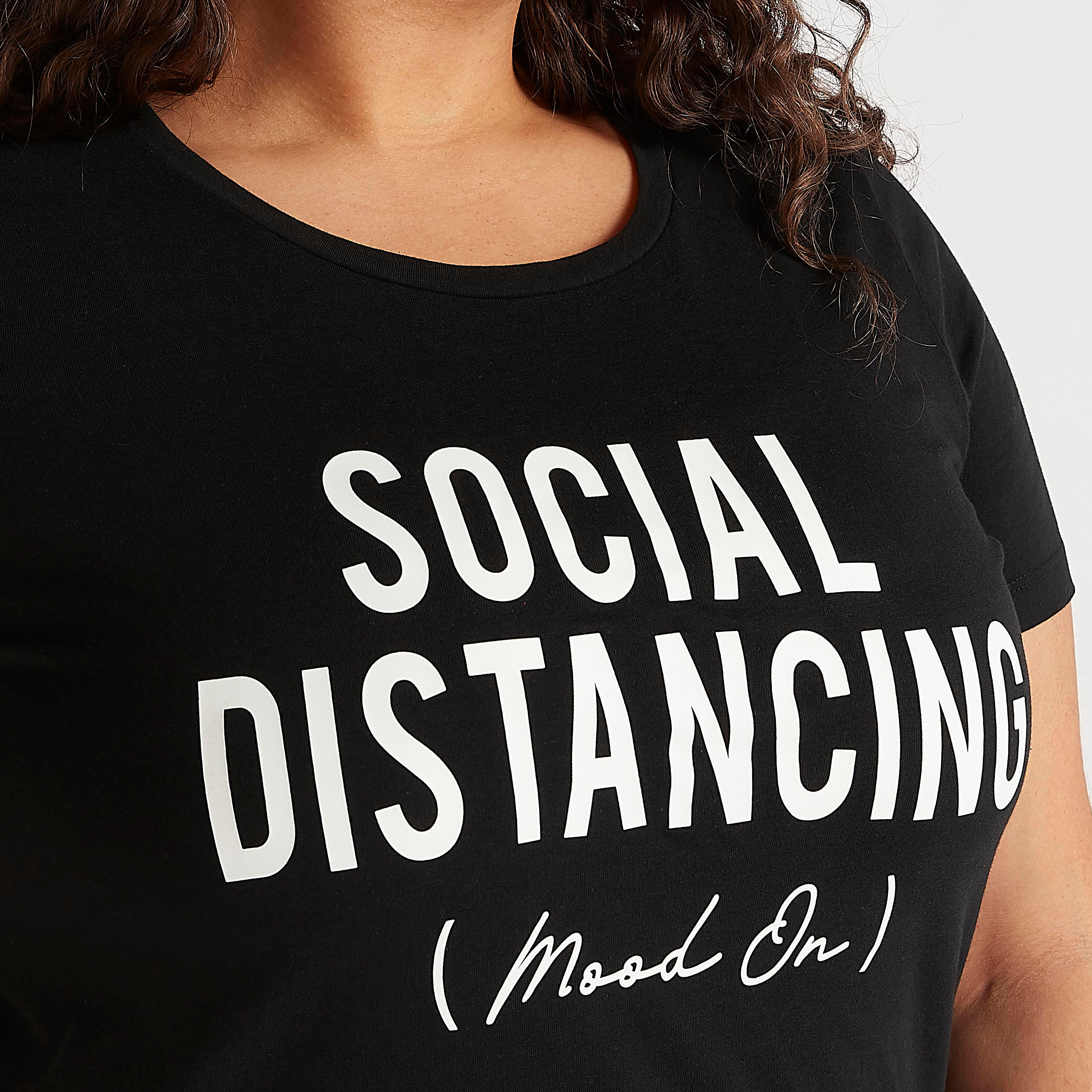 تيشيرت بطبعات شعار وياقة مستديرة وأكمام قصيرة-women-clothing-tshirts-image-3