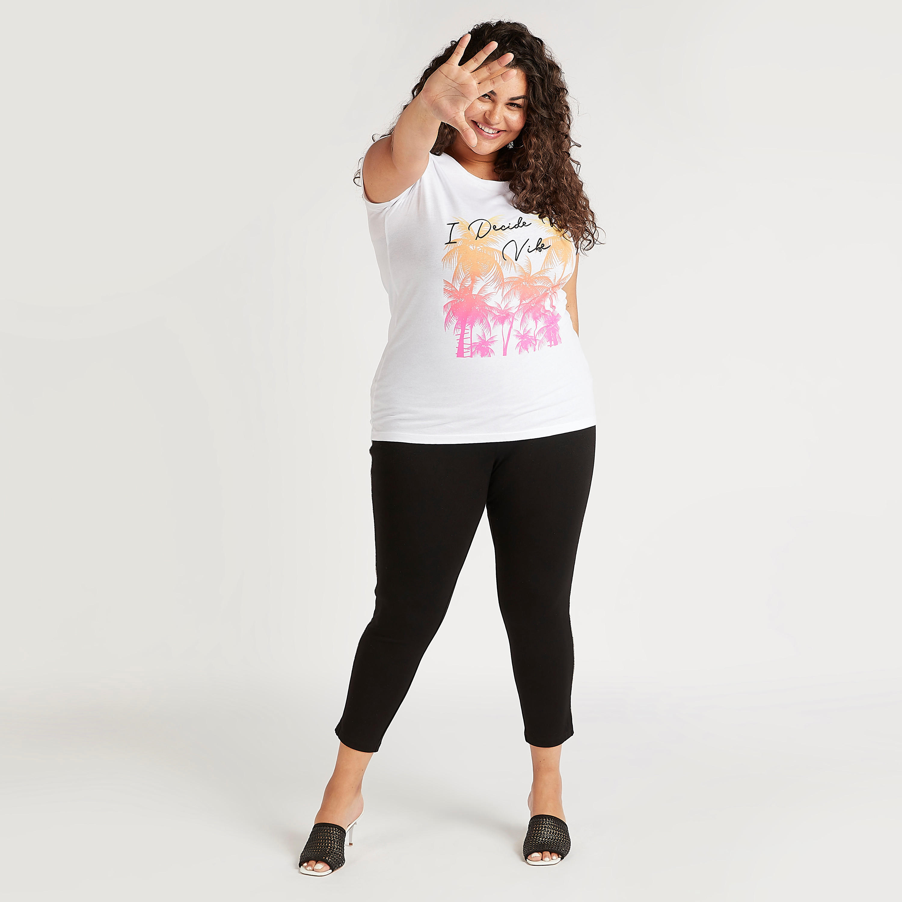 تيشيرت بياقة مستديرة وأكمام قصيرة وطبعات جرافيك-women-clothing-tshirts-image-2