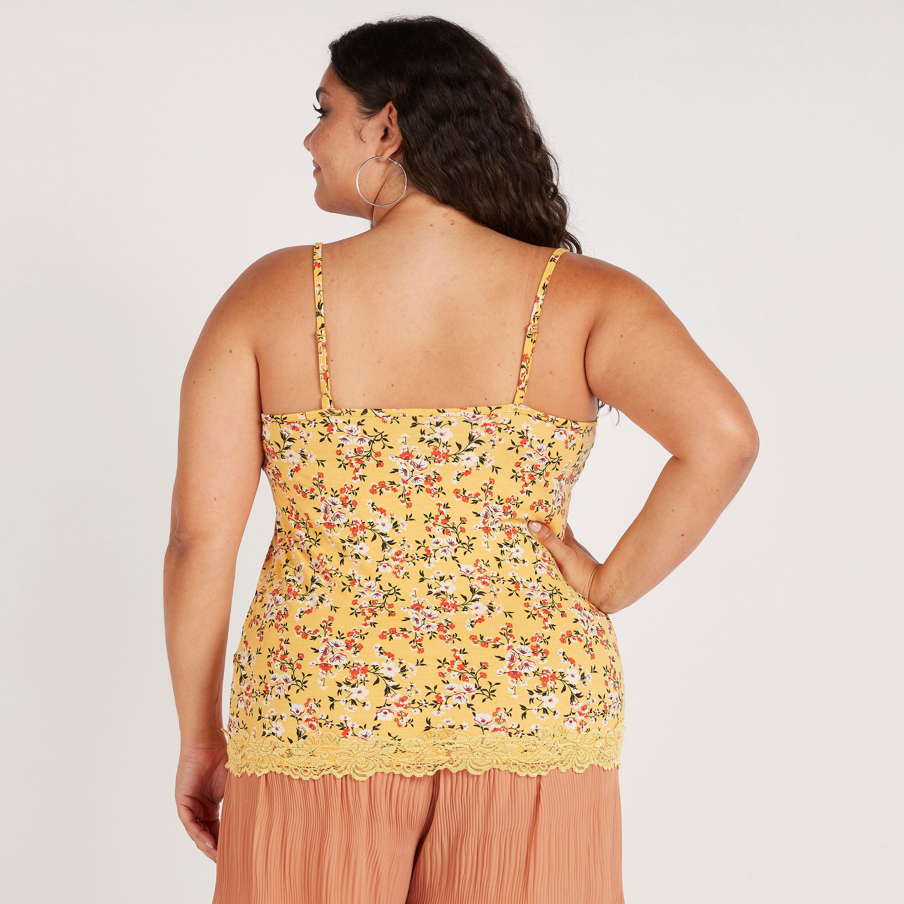 بلوزة كامي بطبعات أزهار وتفاصيل دانتيل-women-clothing-tshirts-image-3