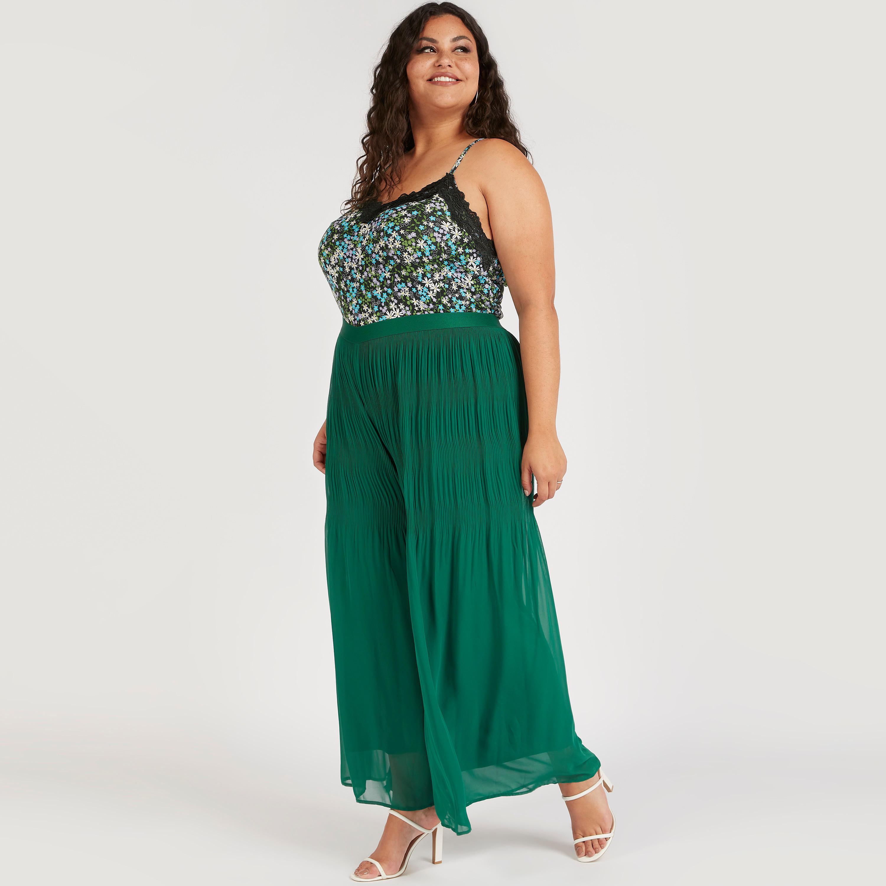 بلوزة كامي بياقة v وطبعات أزهار وتفاصيل دانتيل-women-clothing-tshirts-image-2